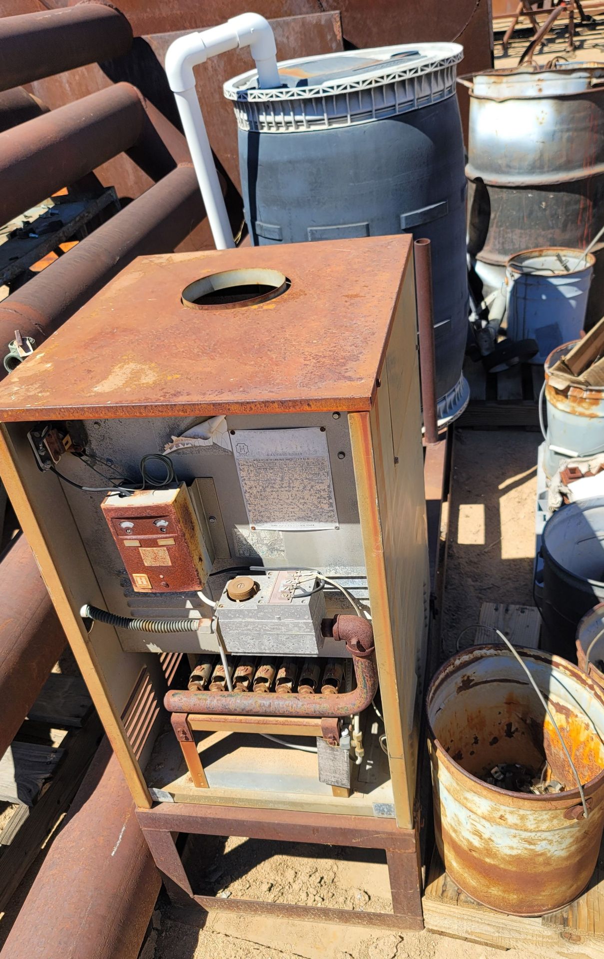 LOT - (2) WELDER & TANK CARTS, (3) OLD PROPANE BOTTLES, MISC. SCRAP ITEMS - Image 4 of 4