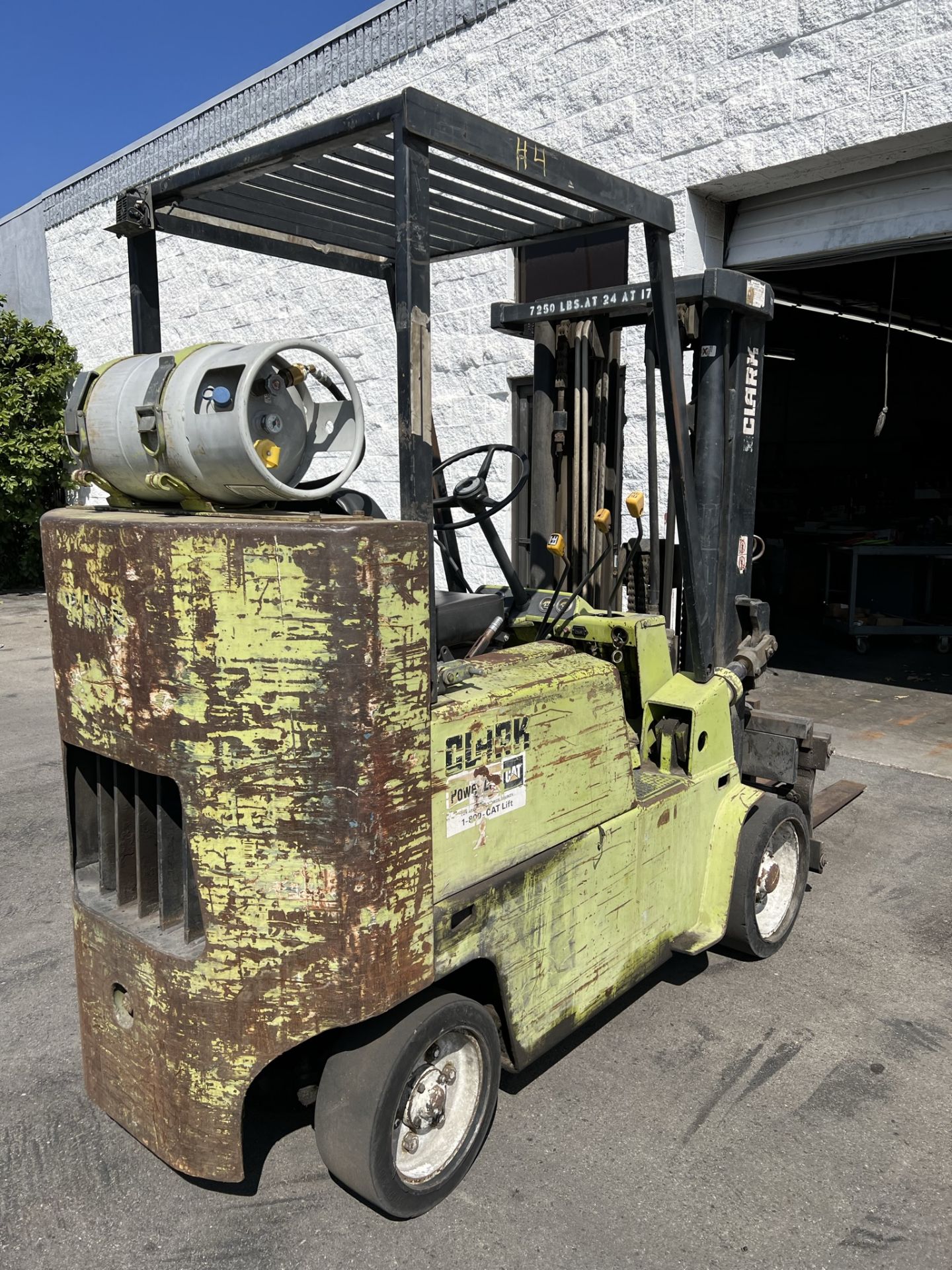 CLARK LPG FORKLIFT, 7,250 LB CAPACITY AT 24", 3-STAGE MAST, SIDE SHIFT, 4' FORKS, SOLID TIRES, - Image 2 of 8