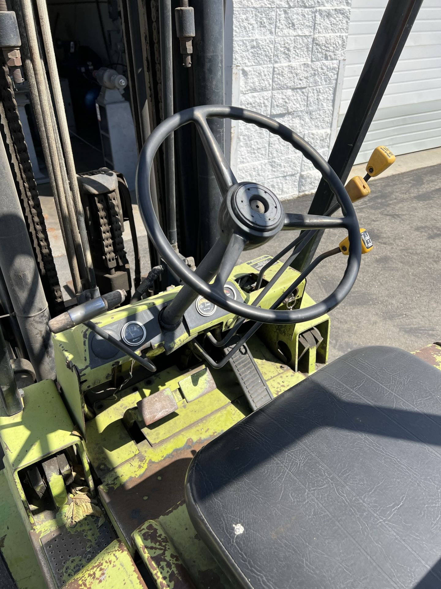 CLARK LPG FORKLIFT, 7,250 LB CAPACITY AT 24", 3-STAGE MAST, SIDE SHIFT, 4' FORKS, SOLID TIRES, - Image 7 of 8