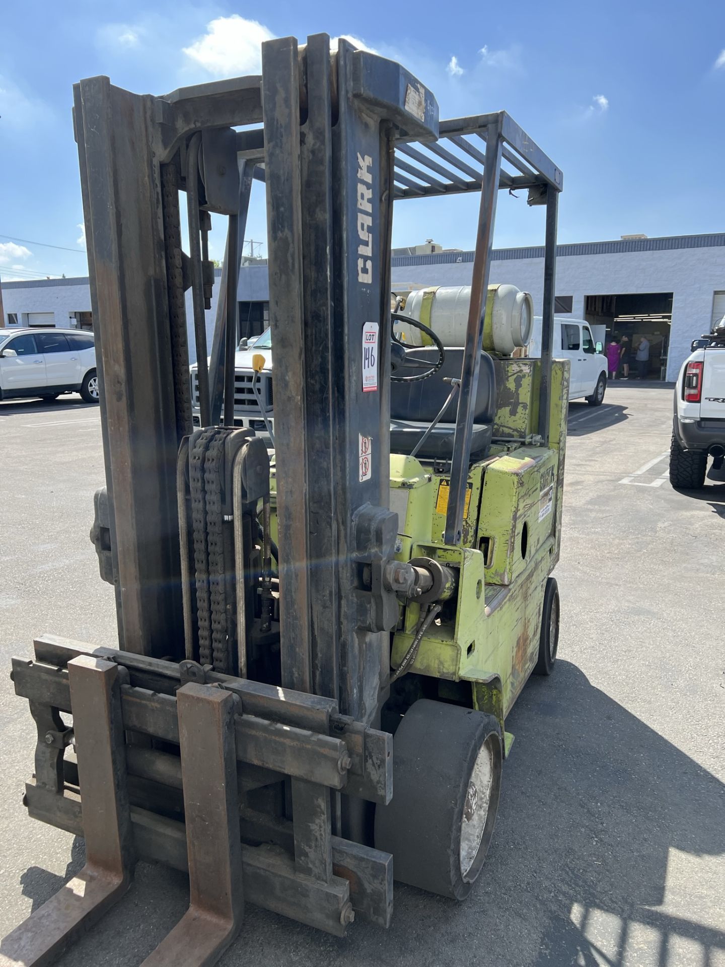 CLARK LPG FORKLIFT, 7,250 LB CAPACITY AT 24", 3-STAGE MAST, SIDE SHIFT, 4' FORKS, SOLID TIRES, - Image 5 of 8