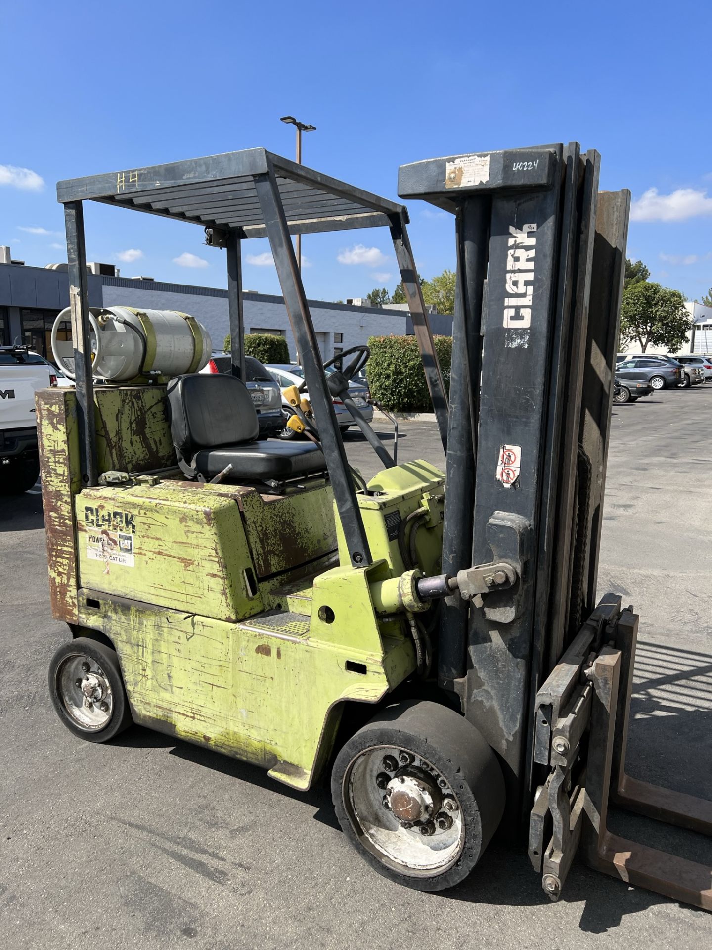 CLARK LPG FORKLIFT, 7,250 LB CAPACITY AT 24", 3-STAGE MAST, SIDE SHIFT, 4' FORKS, SOLID TIRES,