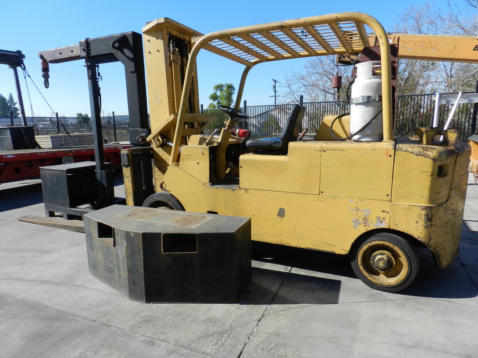 CATERPILLAR T 300 LPG FORKLIFT, 30,000 LB CAPACITY, CUSHION TIRES, BOOM ATTACHMENT WITH STAND, - Image 19 of 21