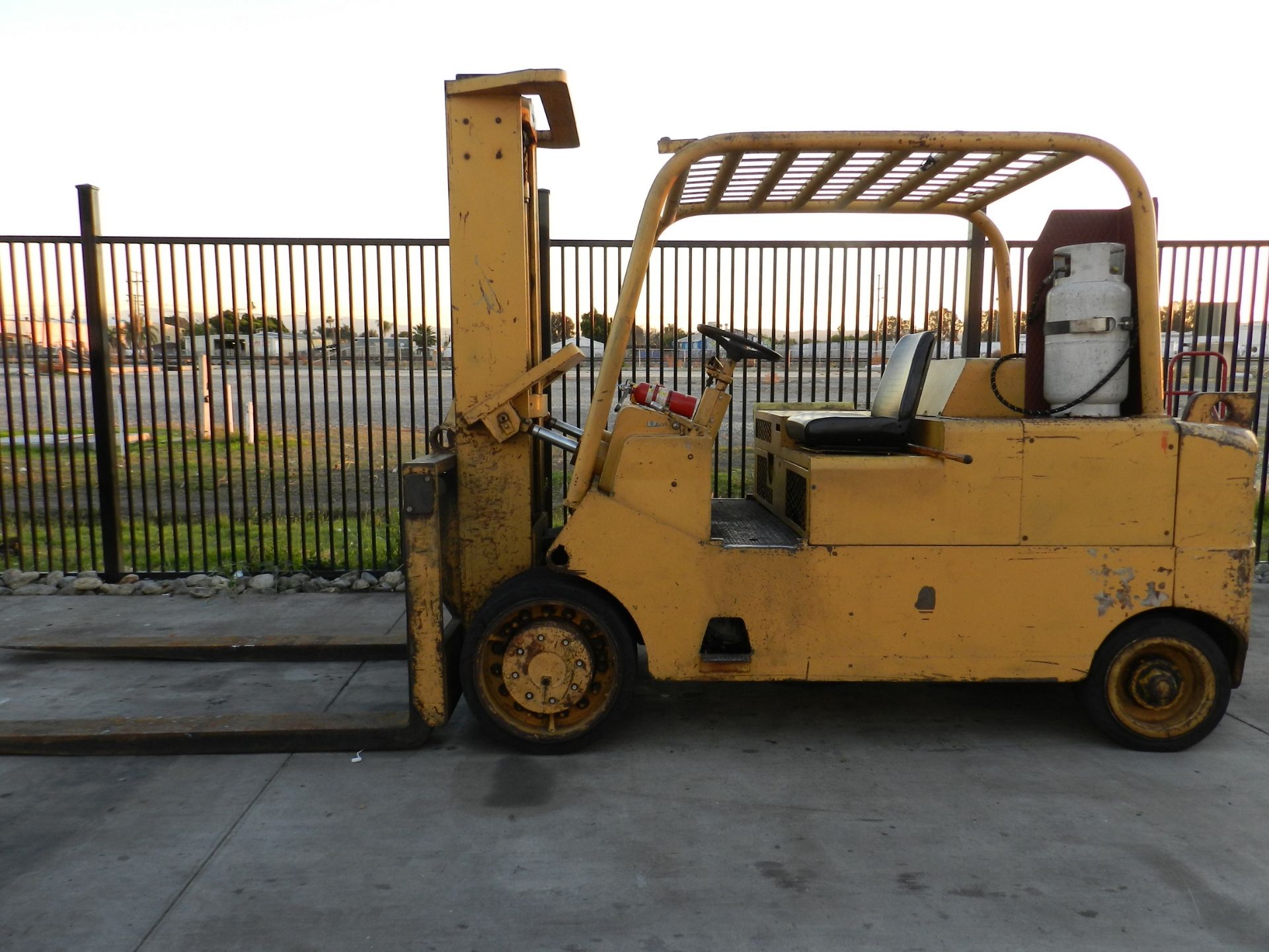 CATERPILLAR T 300 LPG FORKLIFT, 30,000 LB CAPACITY, CUSHION TIRES, BOOM ATTACHMENT WITH STAND, - Image 17 of 21