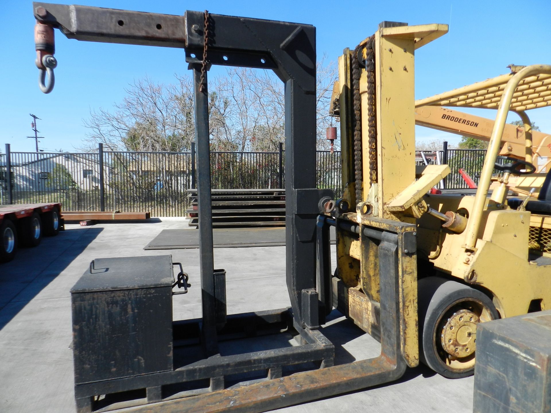 CATERPILLAR T 300 LPG FORKLIFT, 30,000 LB CAPACITY, CUSHION TIRES, BOOM ATTACHMENT WITH STAND, - Image 20 of 21