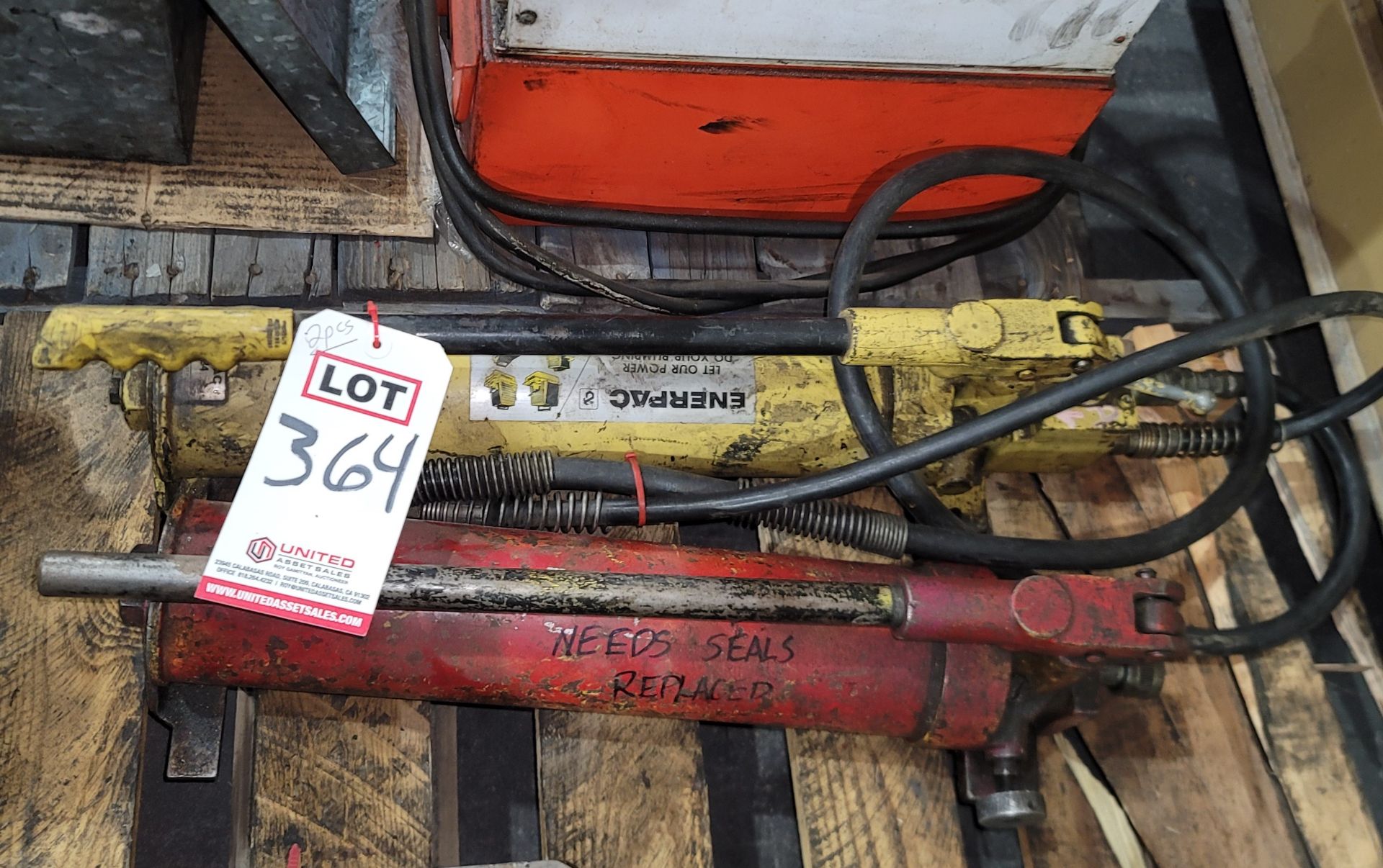 LOT - (2) HYDRAULIC HAND PUMPS, BOTH NEED THEIR SEALS REPLACED