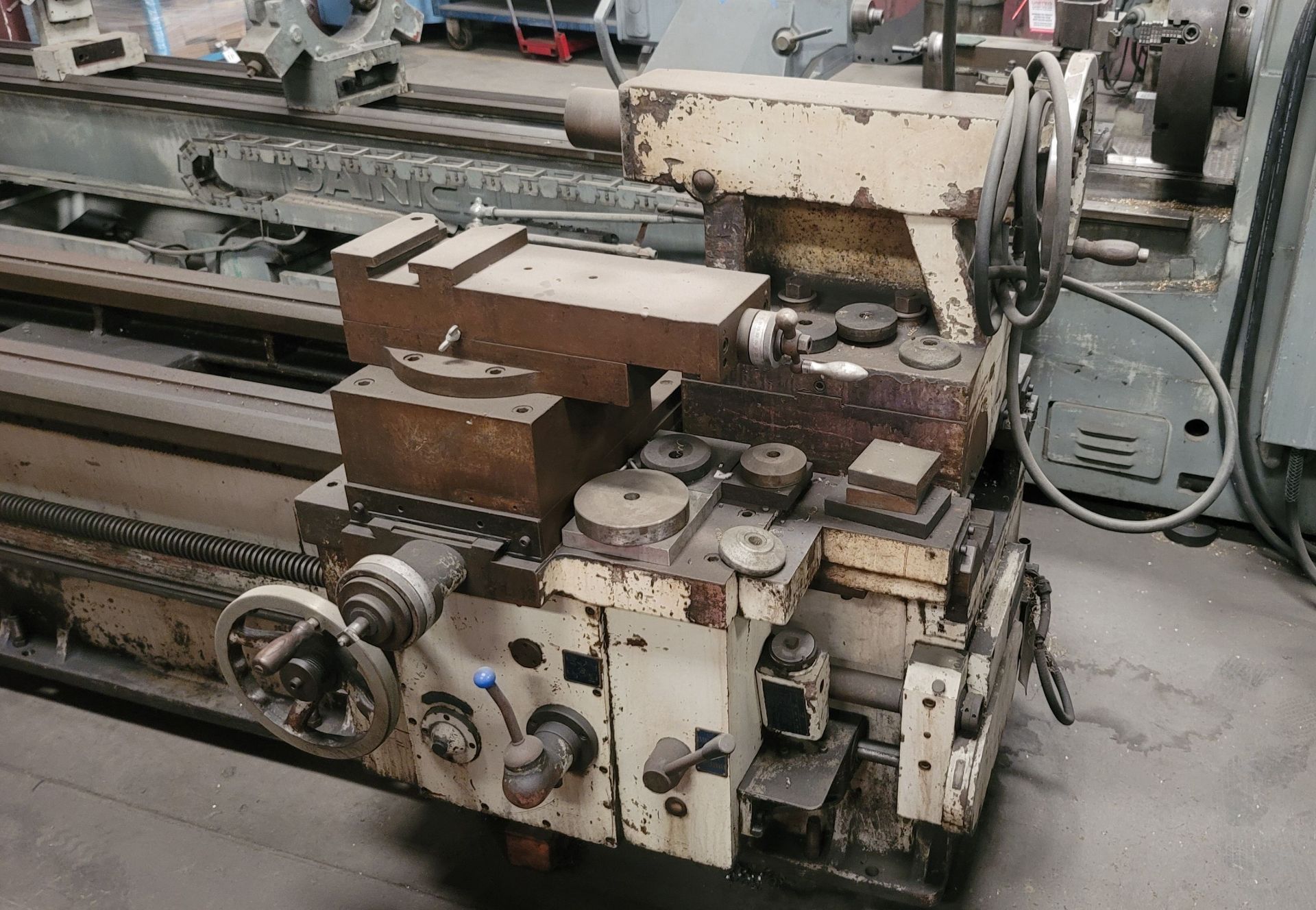 CADILLAC GAP BED ENGINE LATHE, MODEL 32120, 32" X 120", 42" SWING IN GAP, TAILSTOCK, S/N 267014 - Image 6 of 10