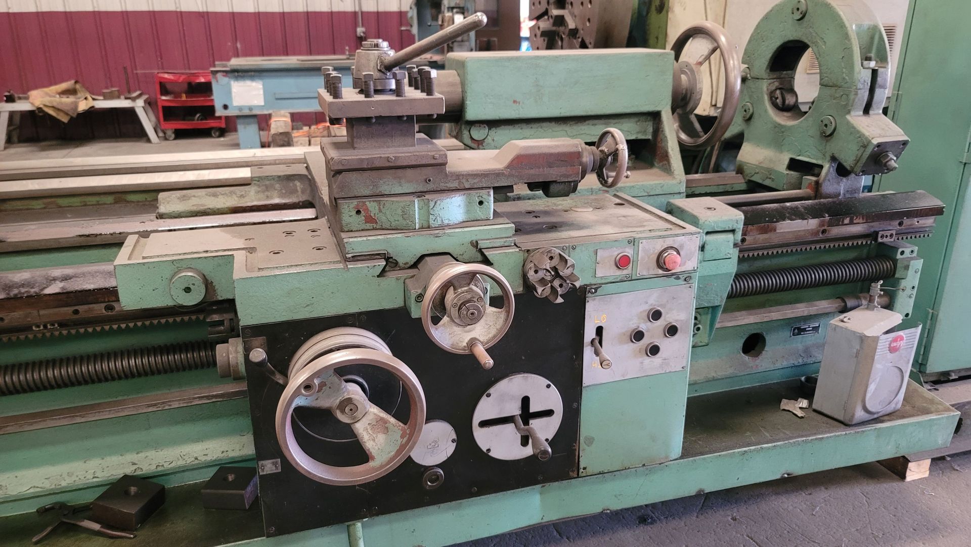 TOS ENGINE LATHE, MODEL SUS-63, 25" X 320", 26" 4-JAW CHUCK, TAILSTOCK, STEADY REST, S/N 436809 - Image 7 of 9