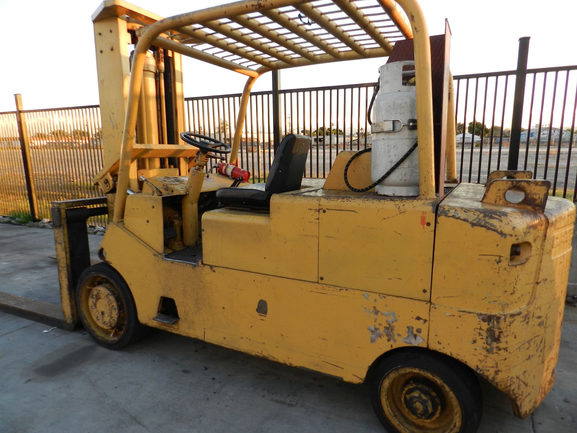 CATERPILLAR T 300 LPG FORKLIFT, 30,000 LB CAPACITY, CUSHION TIRES, BOOM ATTACHMENT WITH STAND, - Image 6 of 21