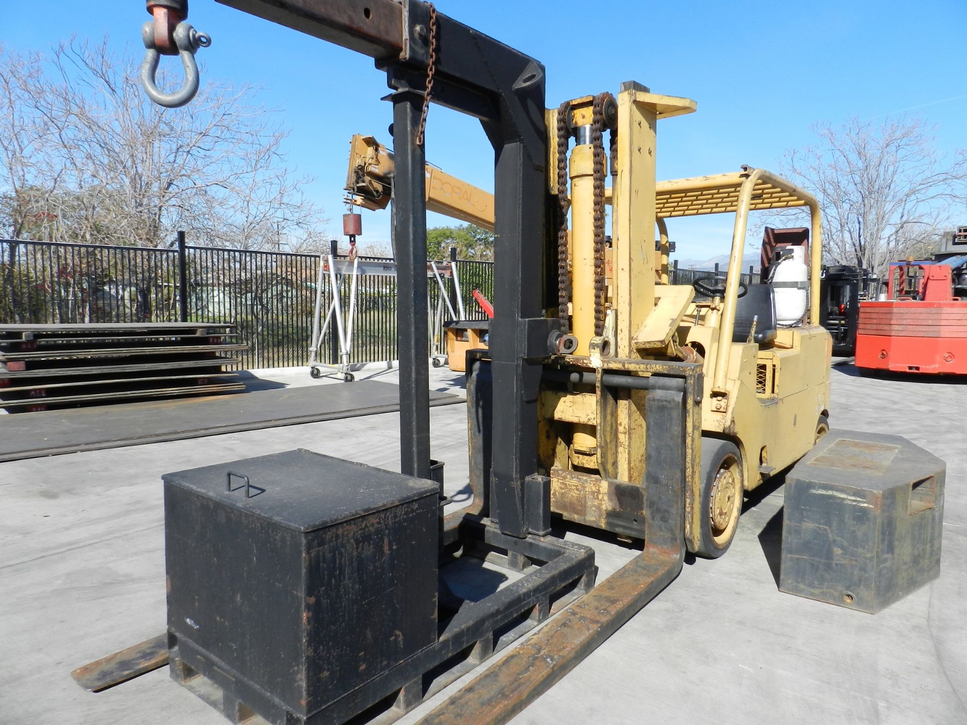 CATERPILLAR T 300 LPG FORKLIFT, 30,000 LB CAPACITY, CUSHION TIRES, BOOM ATTACHMENT WITH STAND, - Image 21 of 21