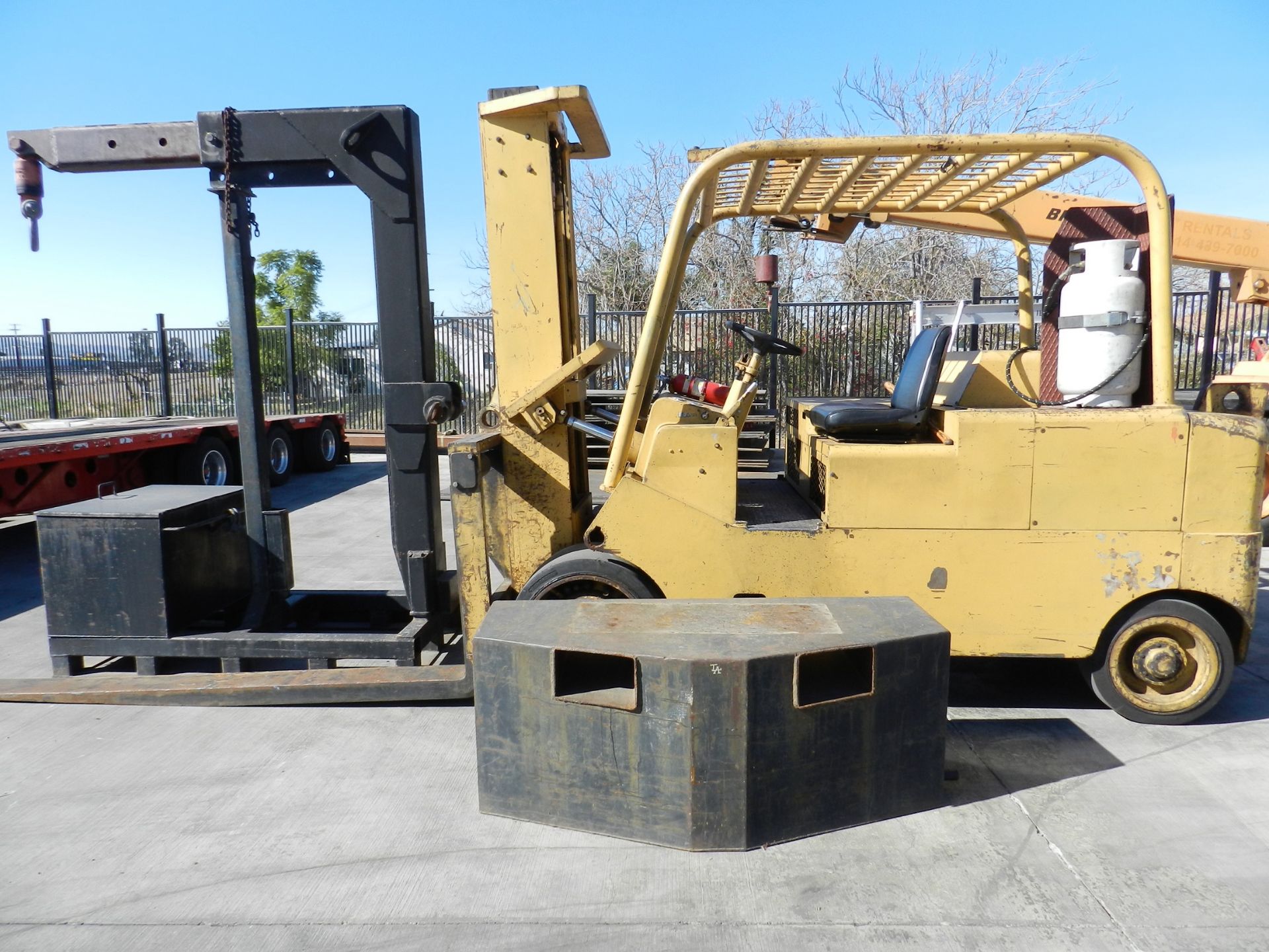 CATERPILLAR T 300 LPG FORKLIFT, 30,000 LB CAPACITY, CUSHION TIRES, BOOM ATTACHMENT WITH STAND, - Image 18 of 21