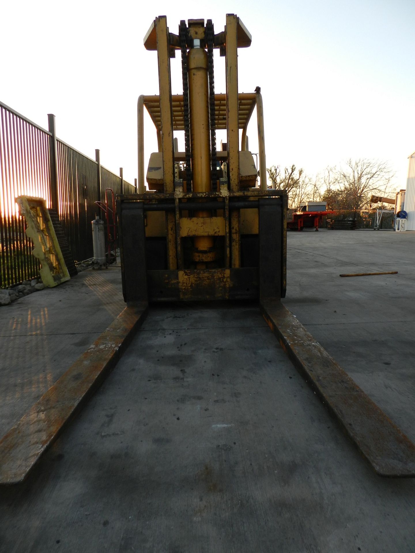 CATERPILLAR T 300 LPG FORKLIFT, 30,000 LB CAPACITY, CUSHION TIRES, BOOM ATTACHMENT WITH STAND, - Image 9 of 21