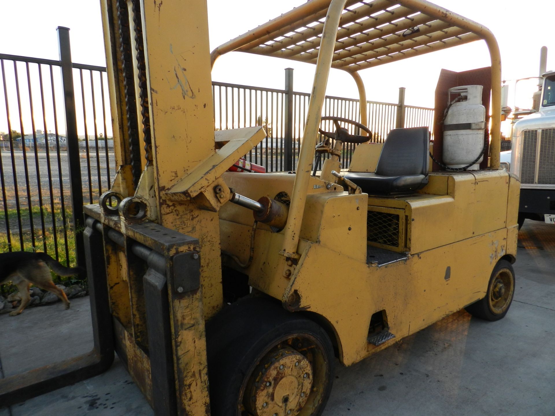 CATERPILLAR T 300 LPG FORKLIFT, 30,000 LB CAPACITY, CUSHION TIRES, BOOM ATTACHMENT WITH STAND, - Image 8 of 21