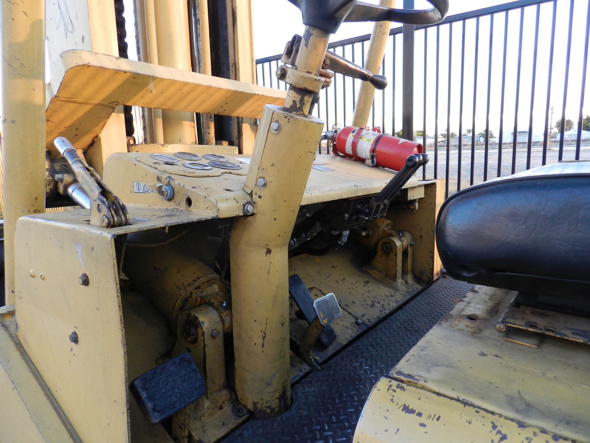 CATERPILLAR T 300 LPG FORKLIFT, 30,000 LB CAPACITY, CUSHION TIRES, BOOM ATTACHMENT WITH STAND, - Image 7 of 21
