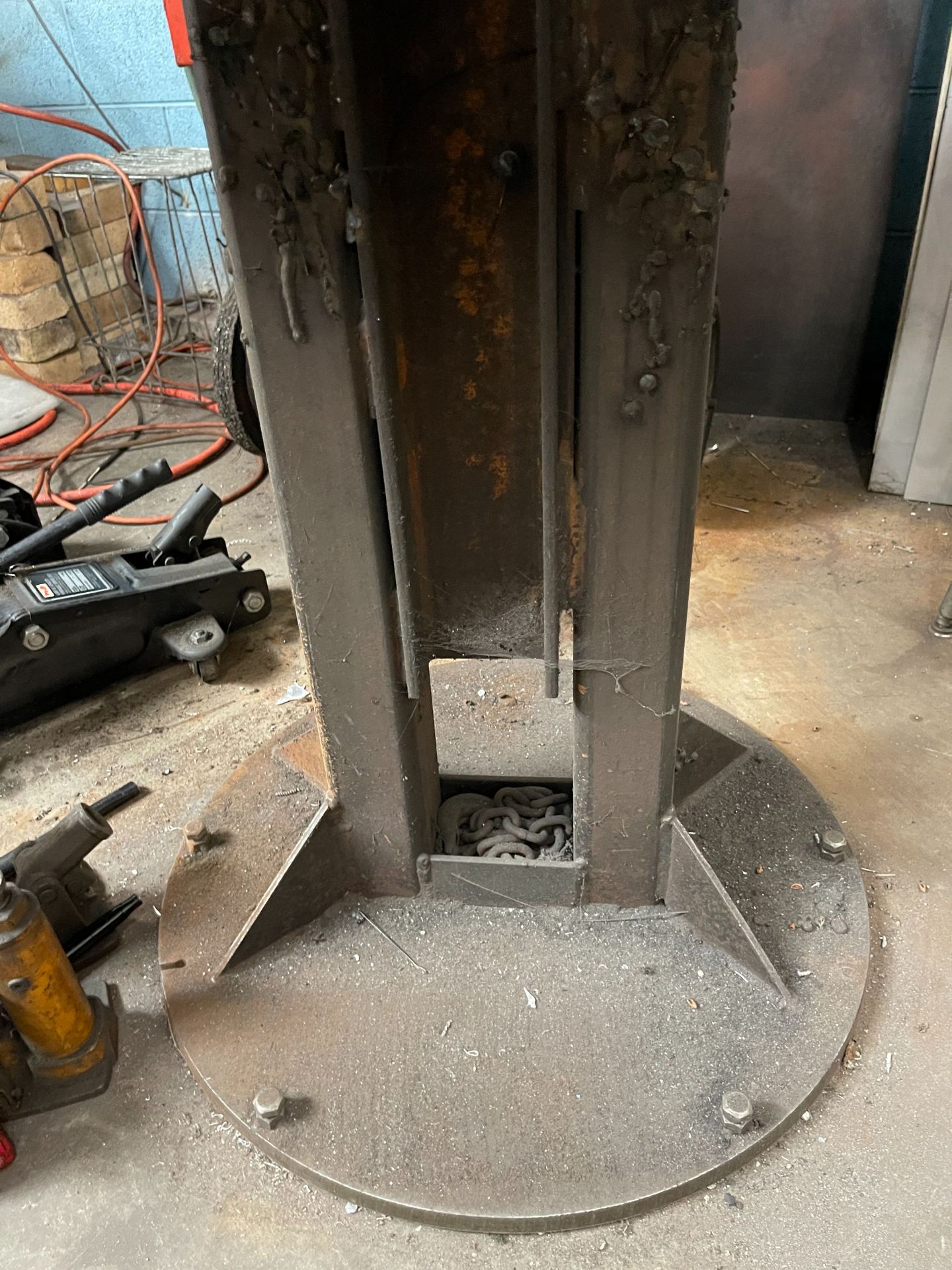 44.5" ROUND WELDING TABLE, CONTENTS NOT INCLUDED - Image 2 of 4
