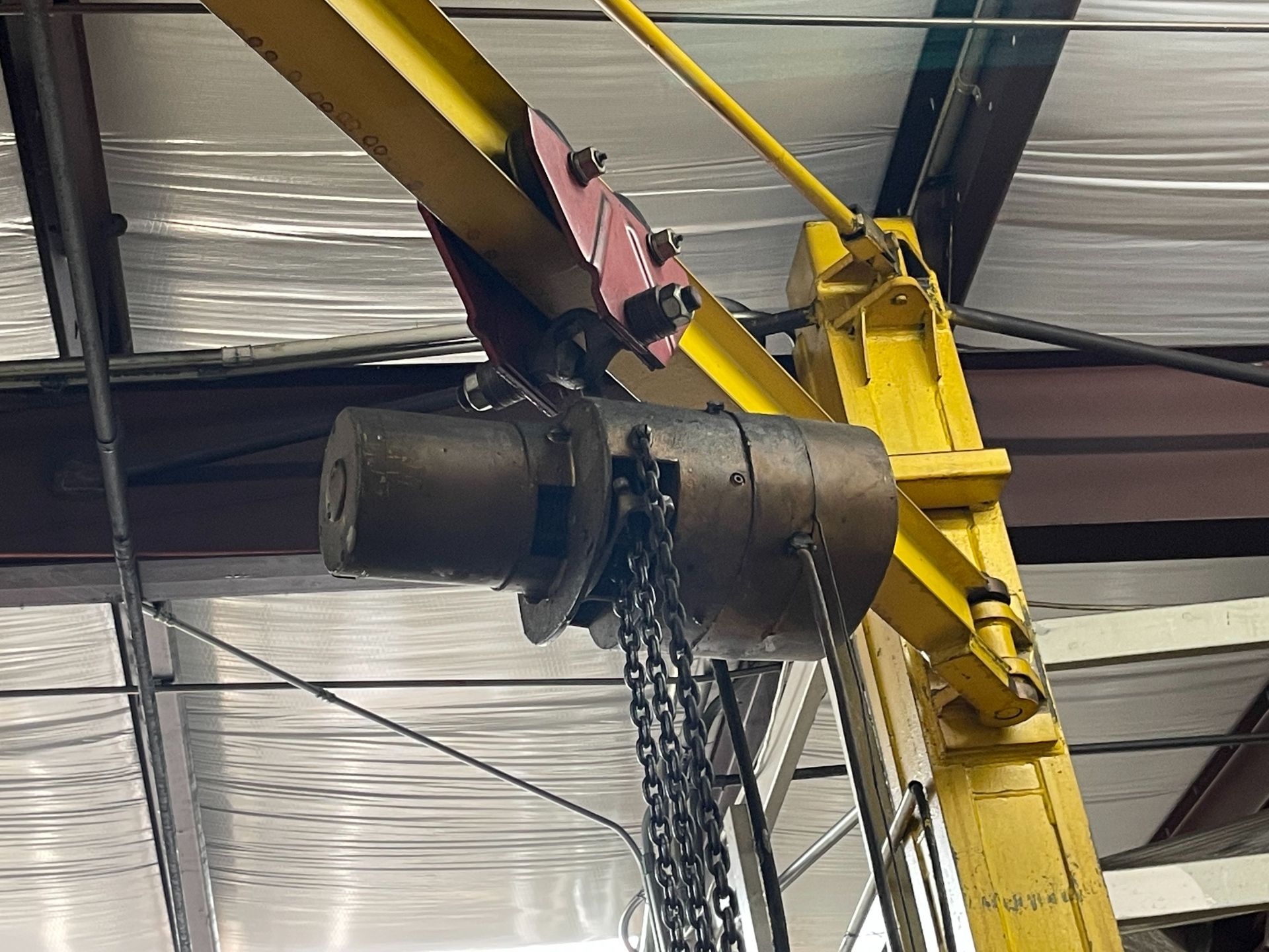 FLOOR TYPE FREE-STANDING JIB CRANE W/ YALE HOIST, PENDANT CONTROL, (PLEASE NOTE: RIGGING/CUTTING - Image 2 of 7