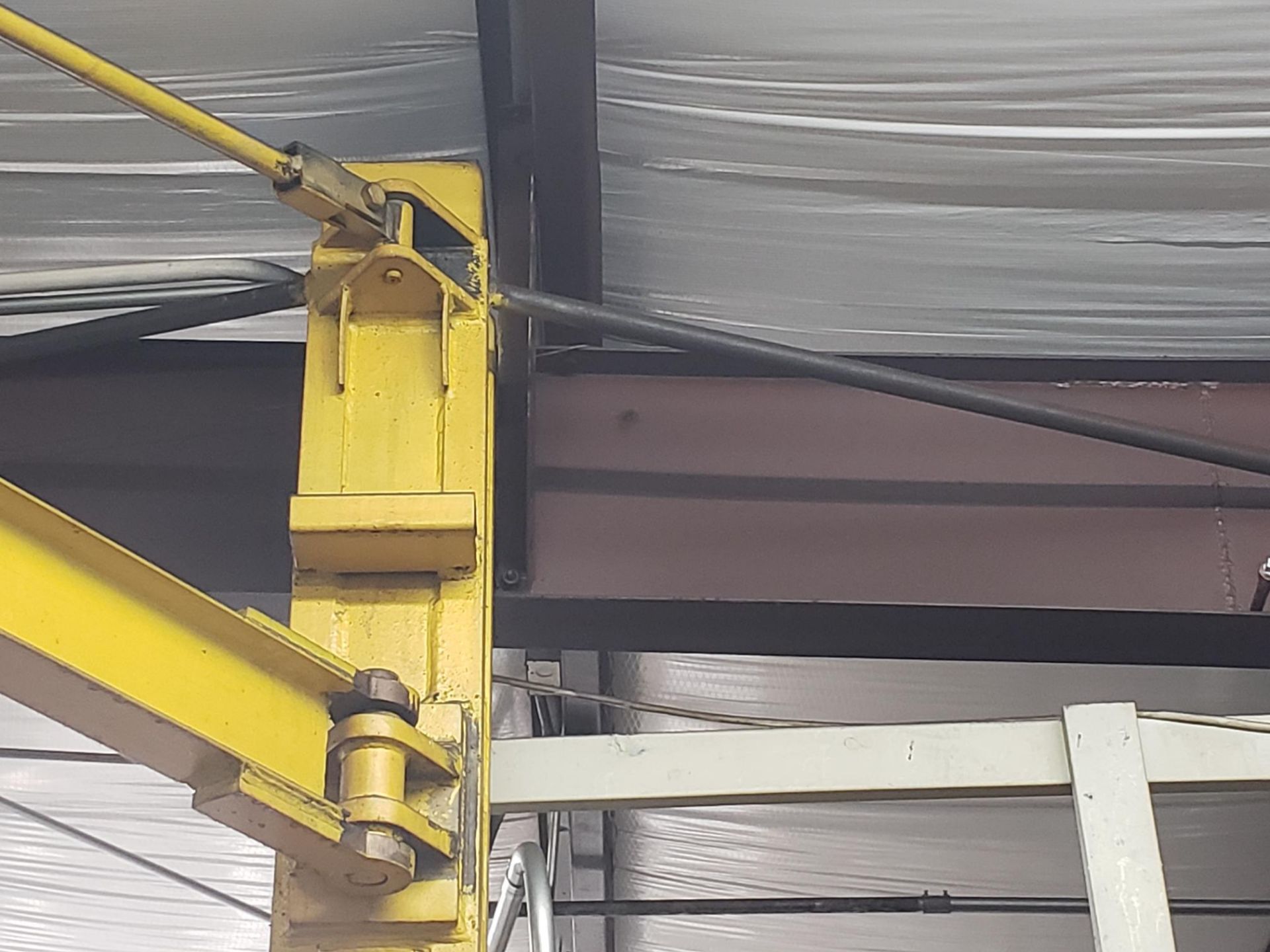 FLOOR TYPE FREE-STANDING JIB CRANE W/ YALE HOIST, PENDANT CONTROL, (PLEASE NOTE: RIGGING/CUTTING - Image 6 of 7
