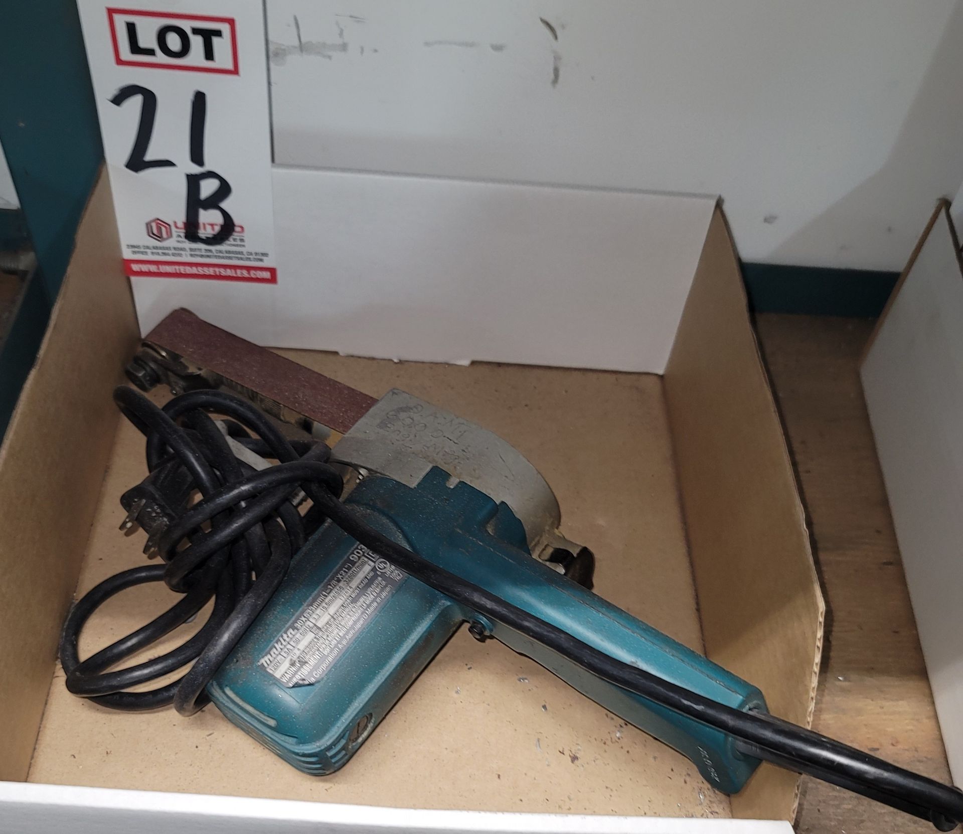 MAKITA 1-1/8" X 21" BELT SANDER, MODEL 9031