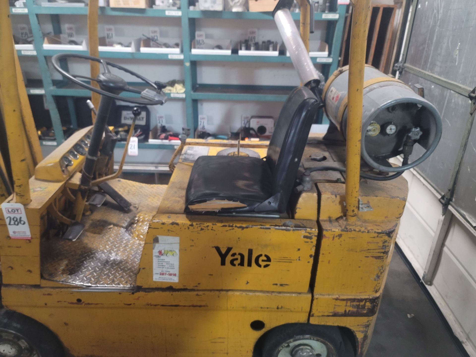 YALE LPG FORKLIFT, MODEL L51C-050-NFS, 5,000 LB CAPACITY, 1,160 HOURS, MANUAL TRANS, 2-STAGE MAST, - Image 4 of 6