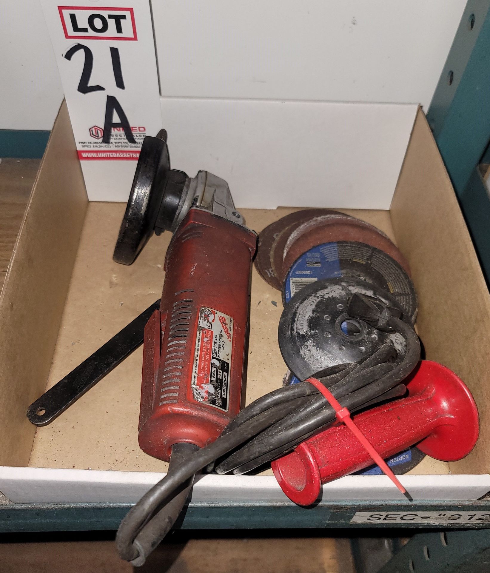 LOT - MILWAUKEE 4-1/2" ANGLE GRINDER, MODEL 6140, W/ WHEELS