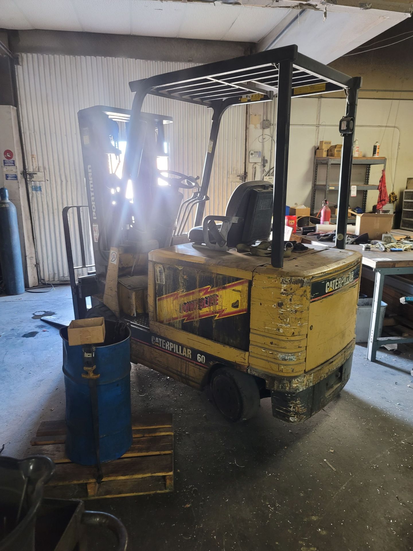 CATERPILLAR ELECTRIC FORKLIFT W/ CHARGER, MODEL 2EC30, 6,000 LB CAPACITY, 3-STAGE MAST, SIDE - Image 4 of 5