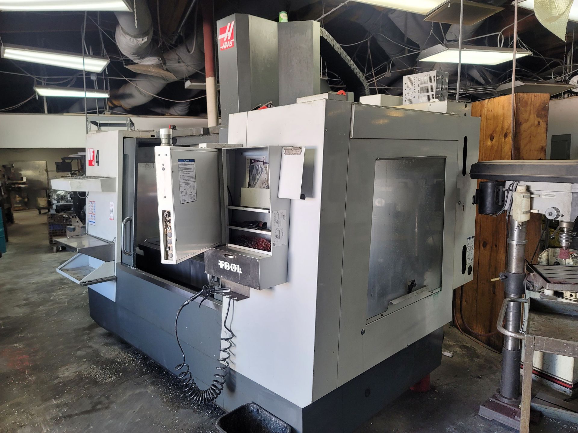 2013 HAAS VF-4 VERTICAL MACHINING CENTER, XYZ TRAVELS: 50" X 20" X 25", 52" X 18" TABLE, 24 ATC, - Image 3 of 8