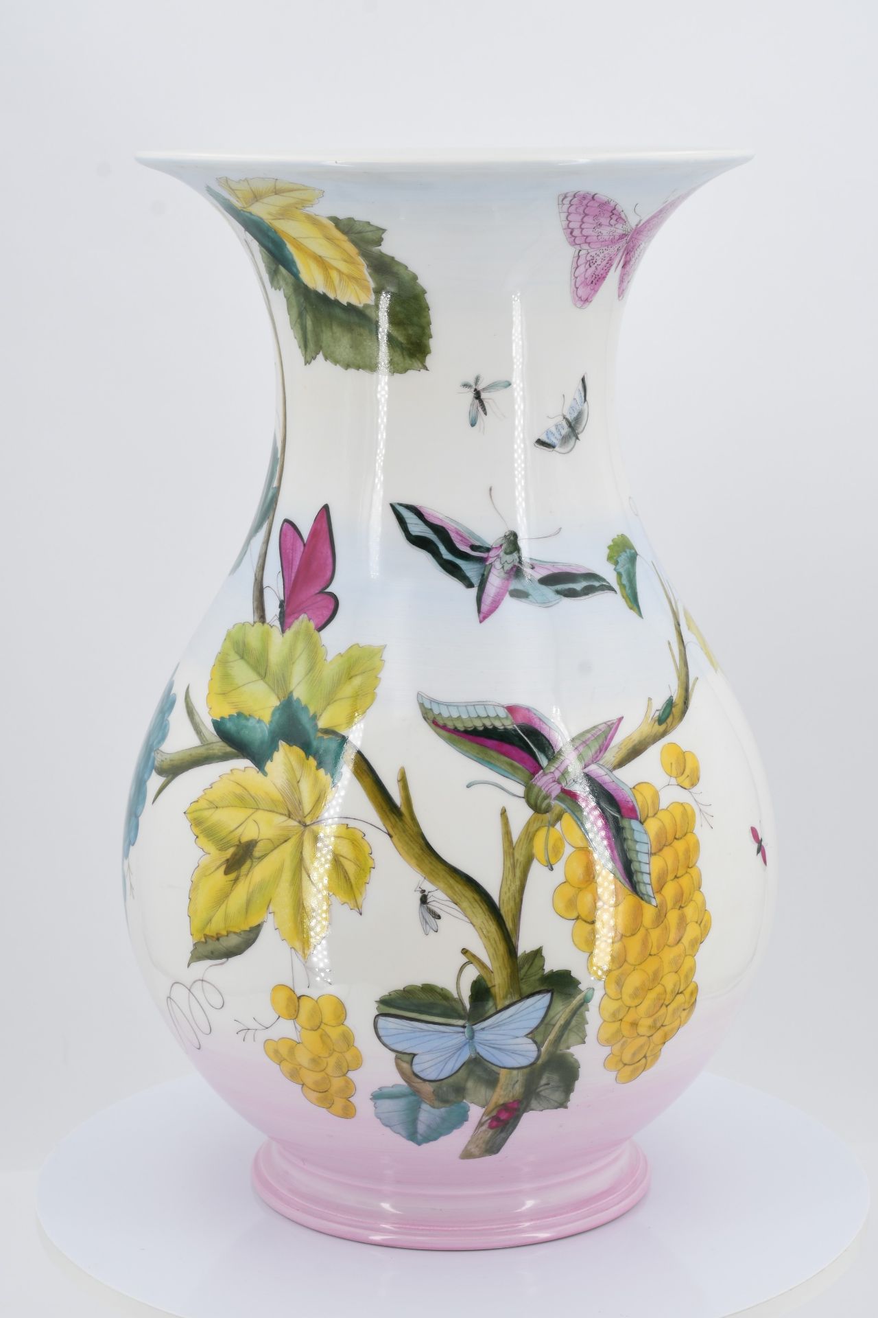 Paar Vasen mit Früchten, Vogel- und Insektendekor - Image 6 of 10