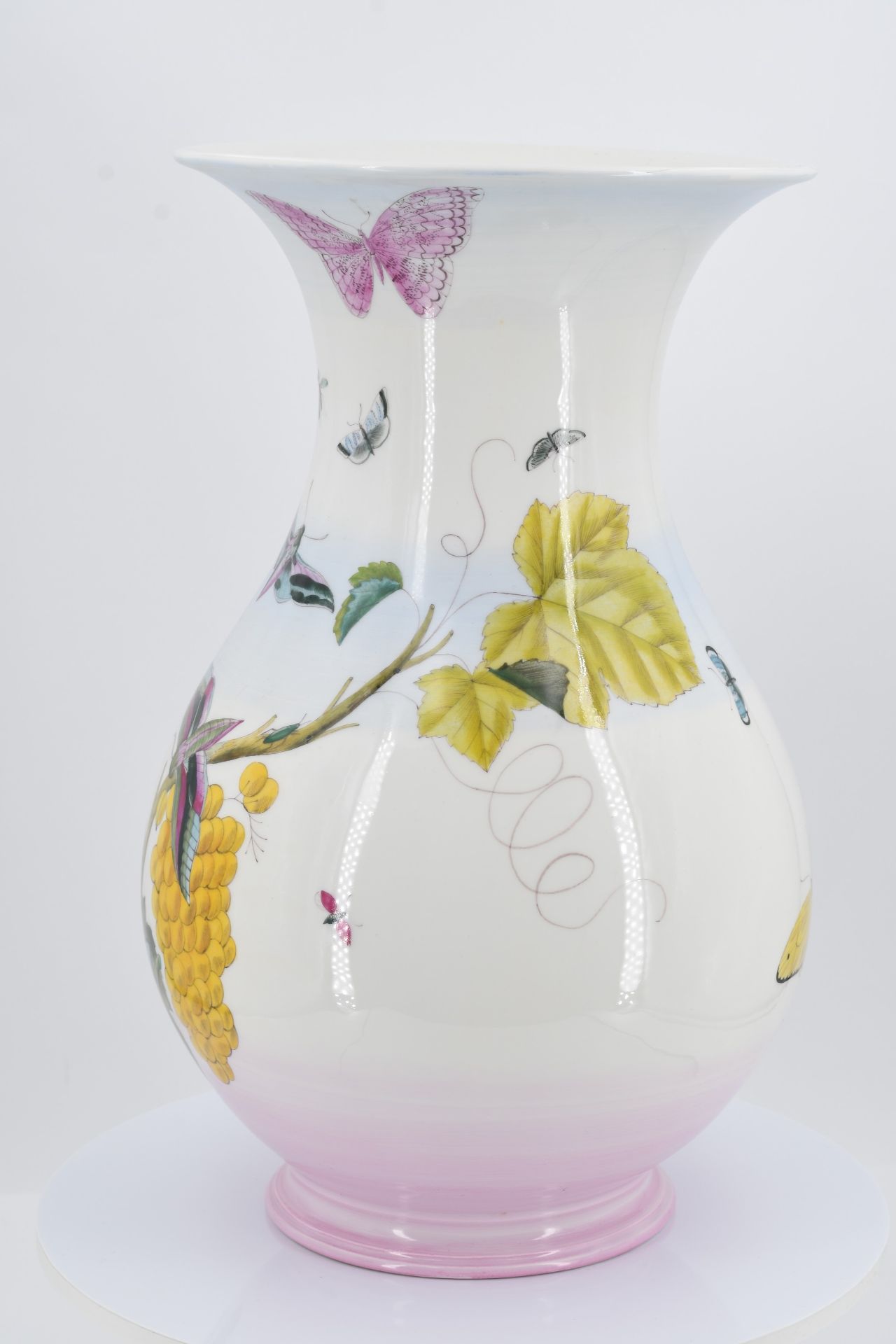 Paar Vasen mit Früchten, Vogel- und Insektendekor - Image 7 of 10