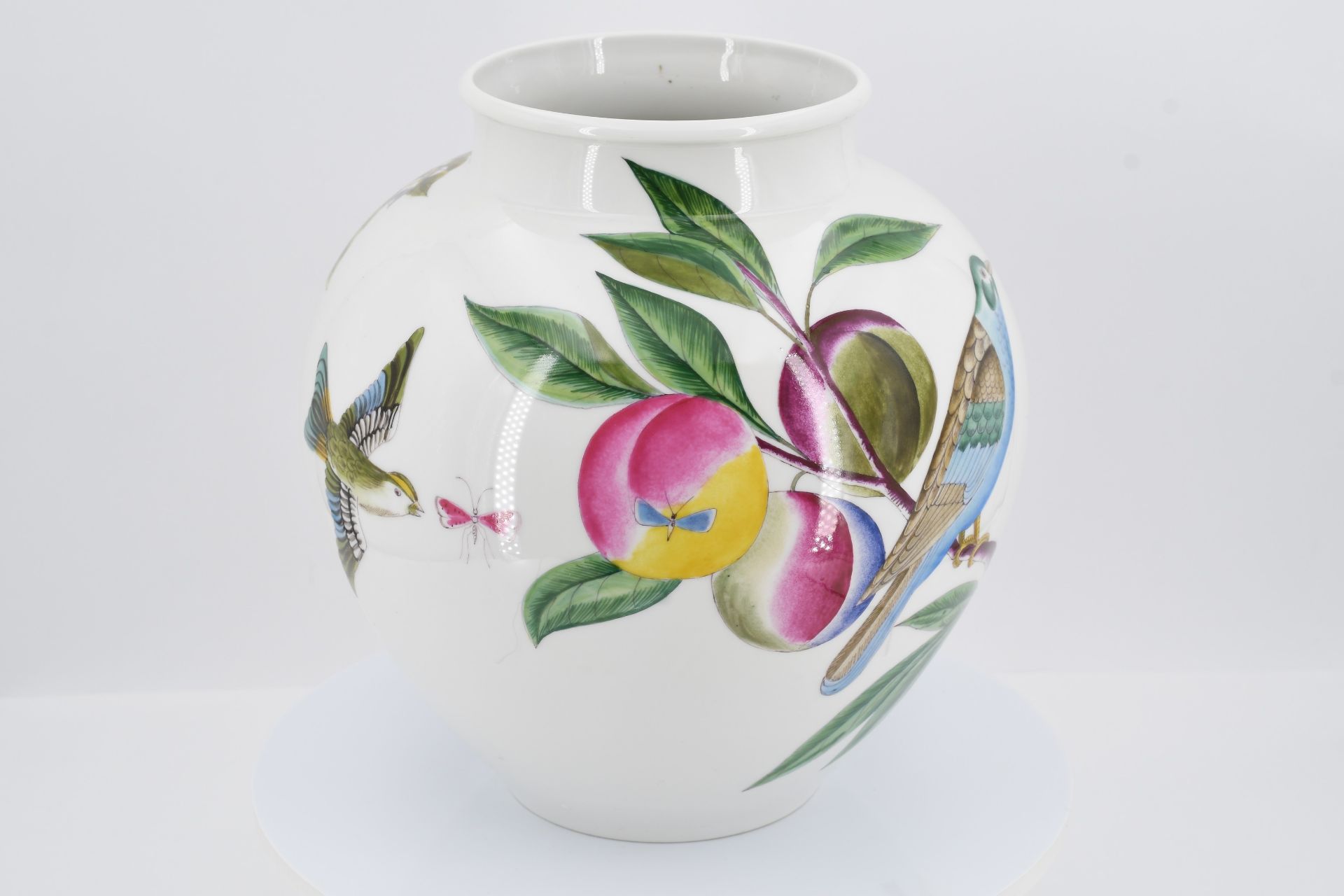 Paar Vasen mit Früchten, Vogel- und Insektendekor - Bild 3 aus 10