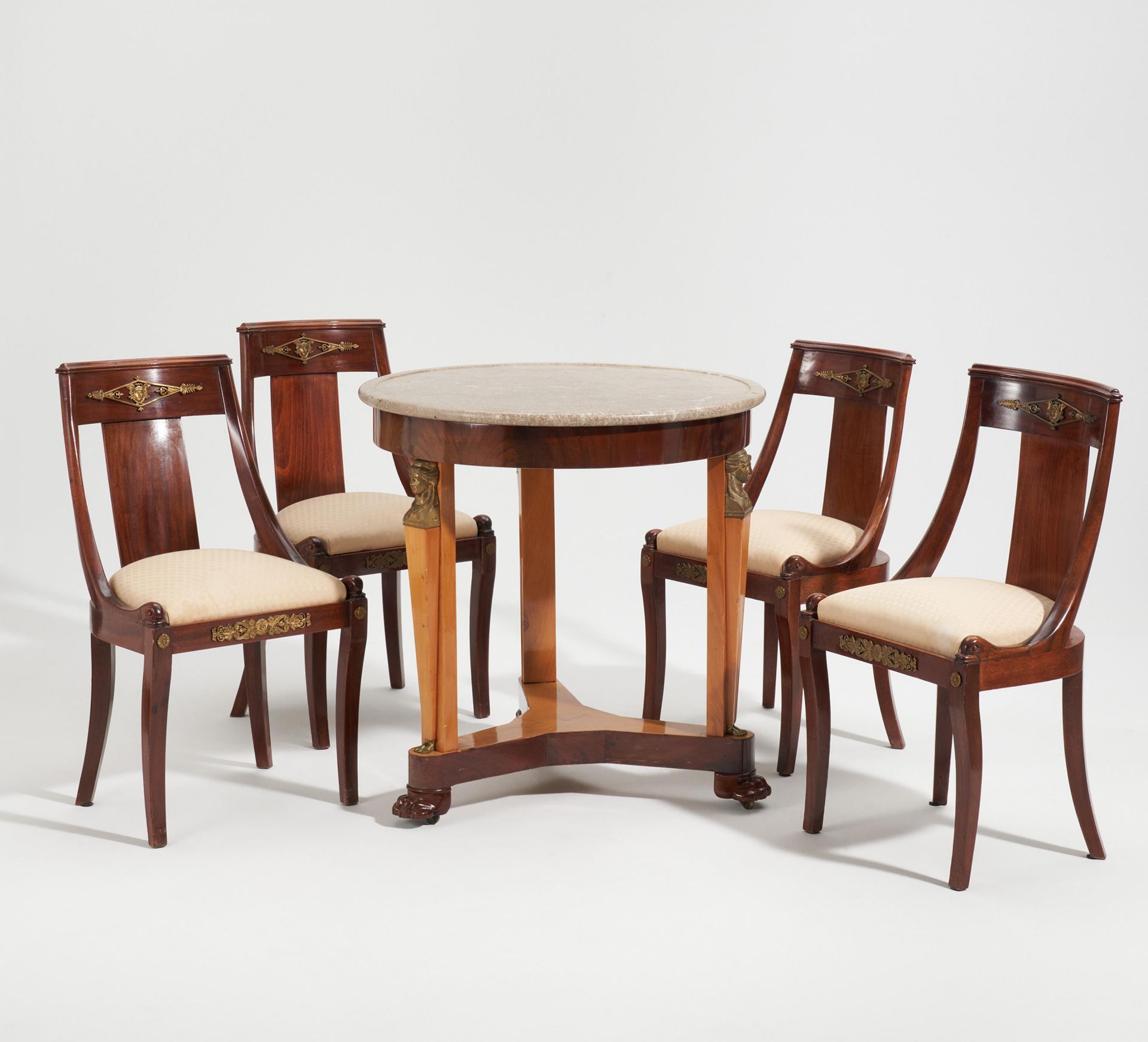 Ensemble von 4 Stühlen und rundem Tisch