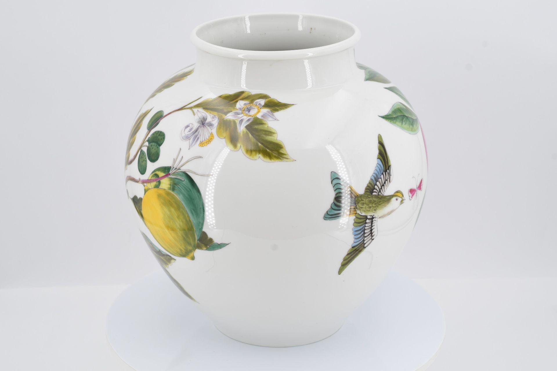 Paar Vasen mit Früchten, Vogel- und Insektendekor - Image 2 of 10