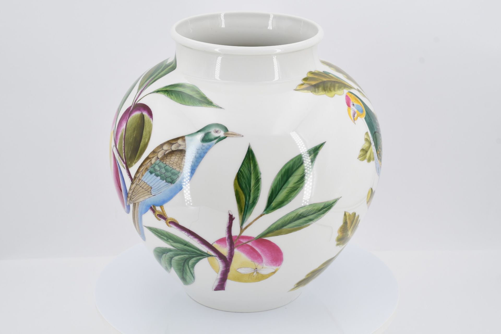Paar Vasen mit Früchten, Vogel- und Insektendekor - Bild 4 aus 10