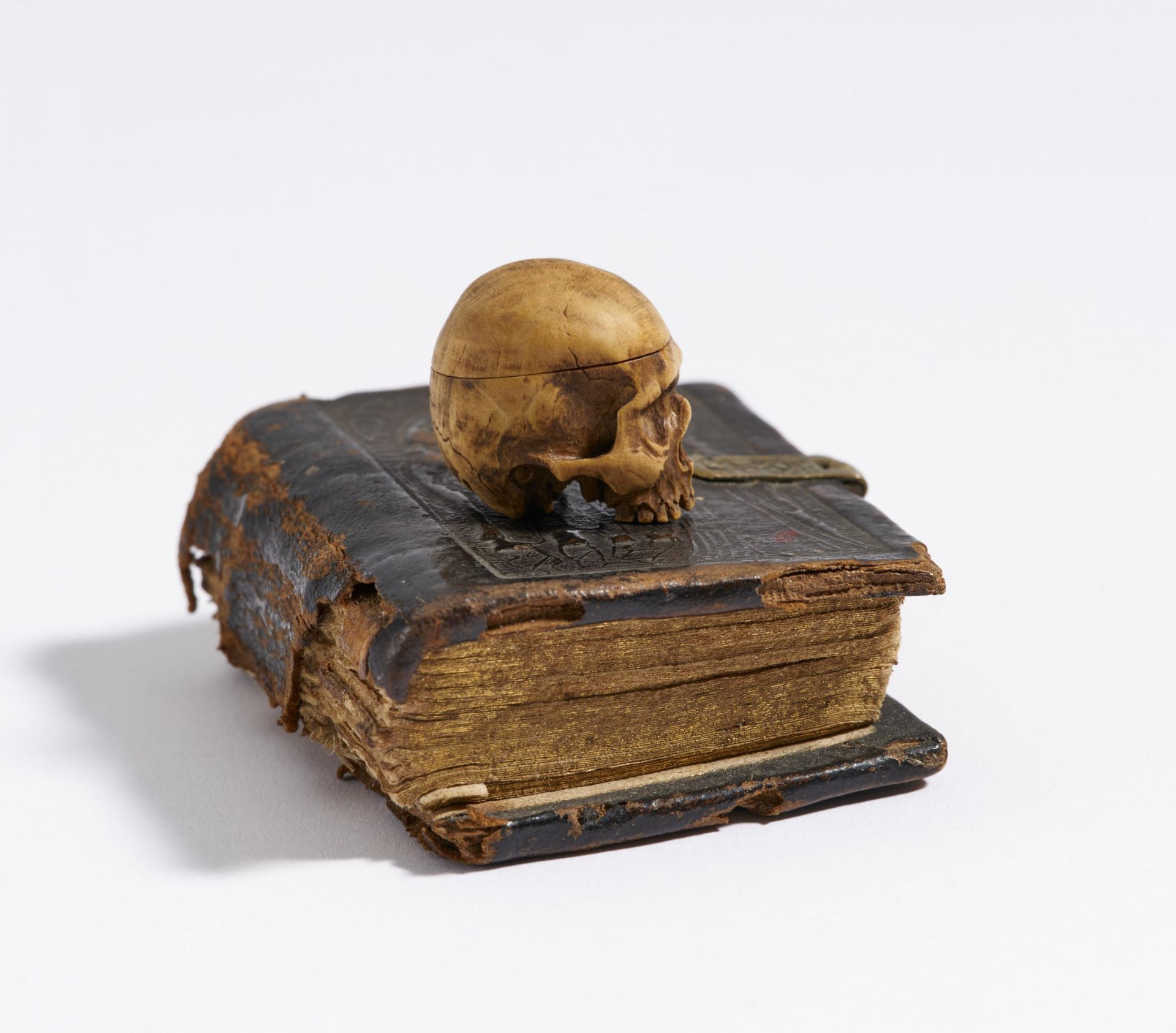 Miniature skull and small book - Image 4 of 8