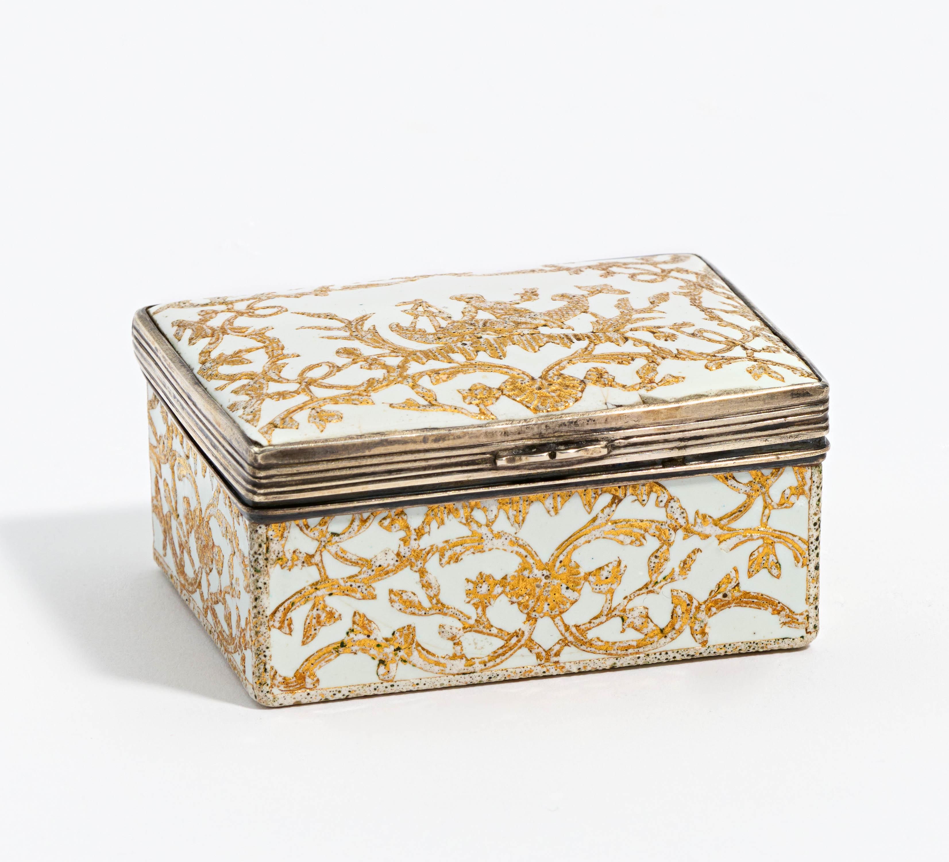 Snuff box with gold décor