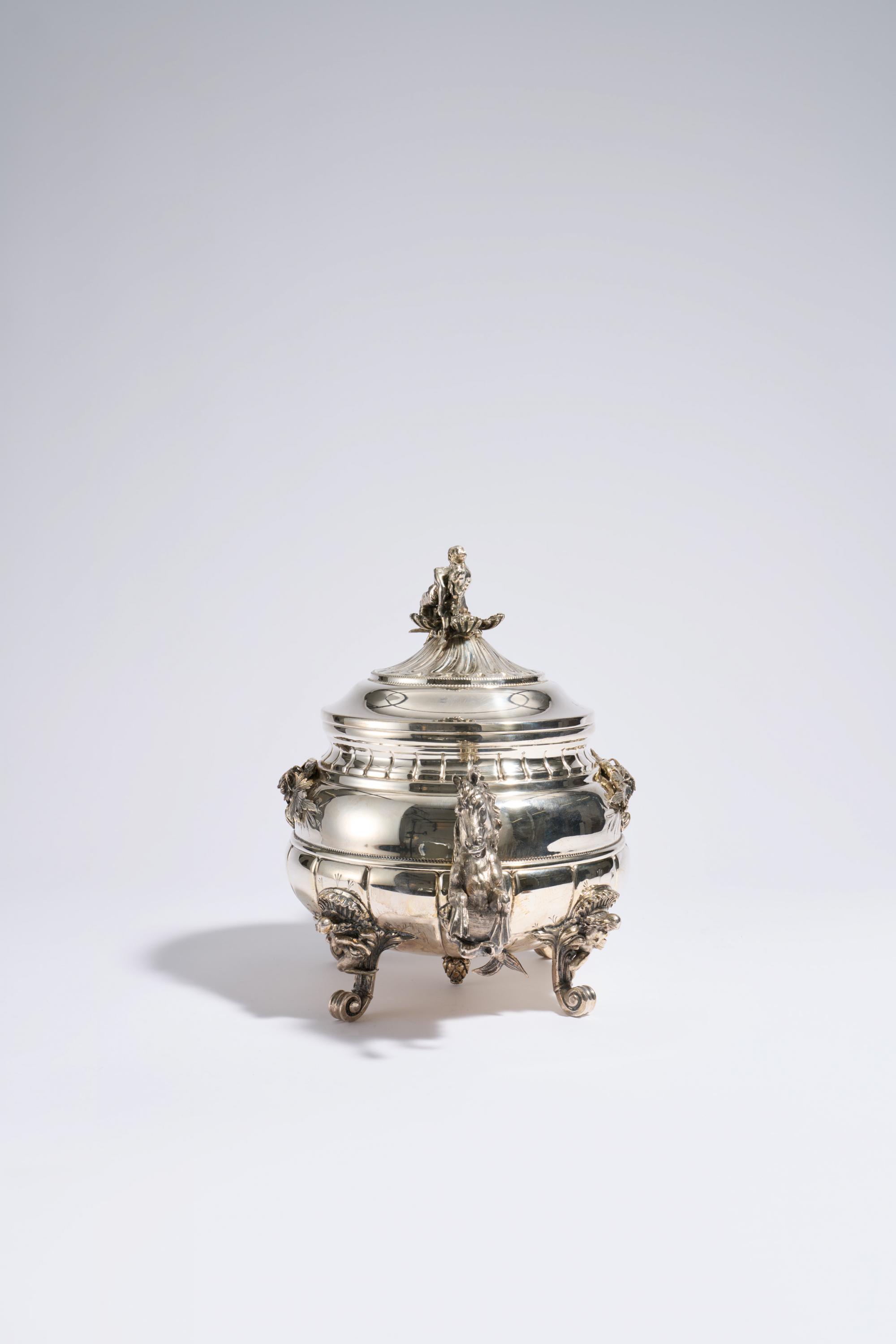 Magnificent tureen with hippocamps - Image 2 of 12