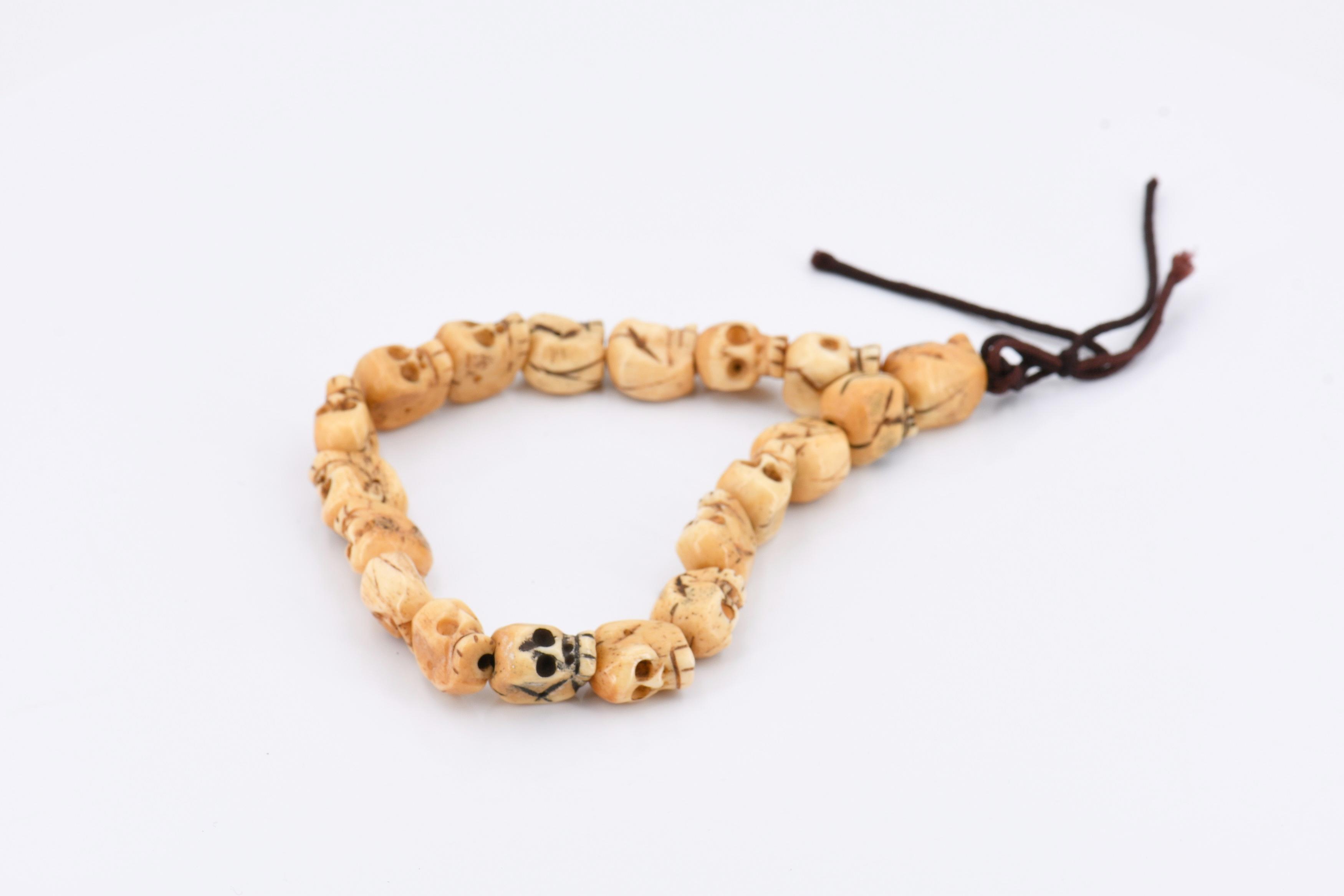 Ribbon with 19 carved skulls - Image 4 of 5