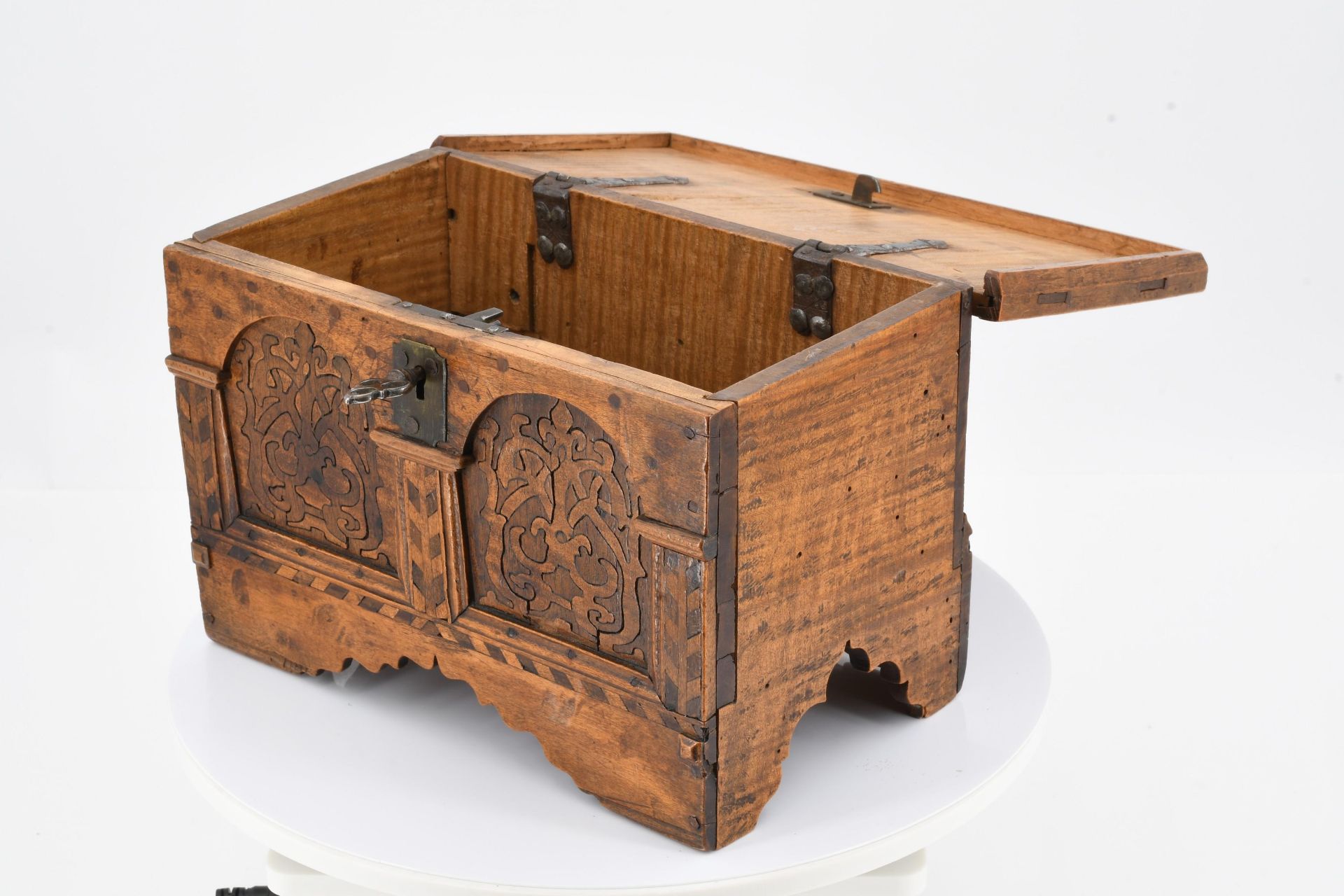 Small chest with ornamental décor - Image 7 of 8
