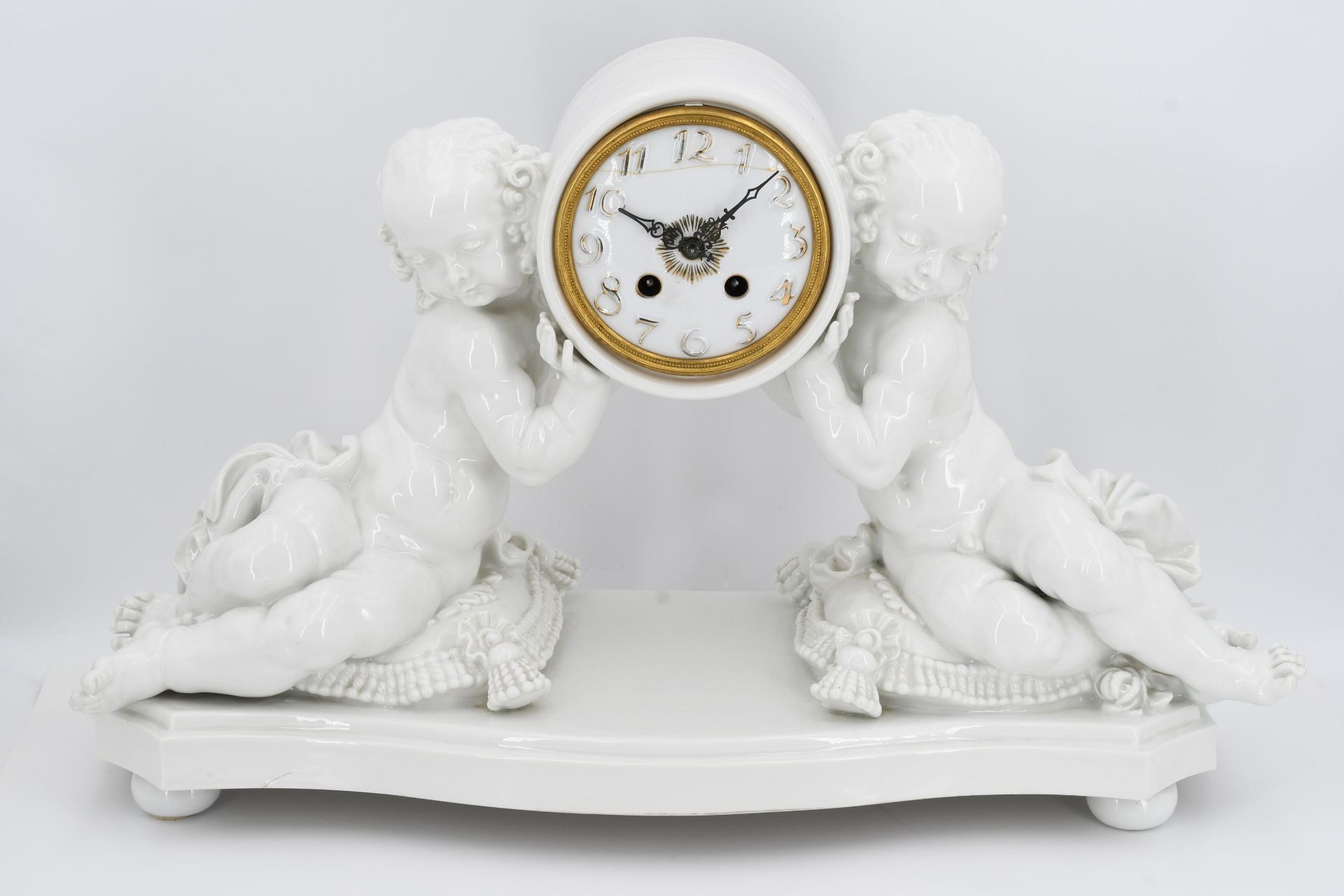 Porcelain pendulum clock with putti - Image 2 of 6