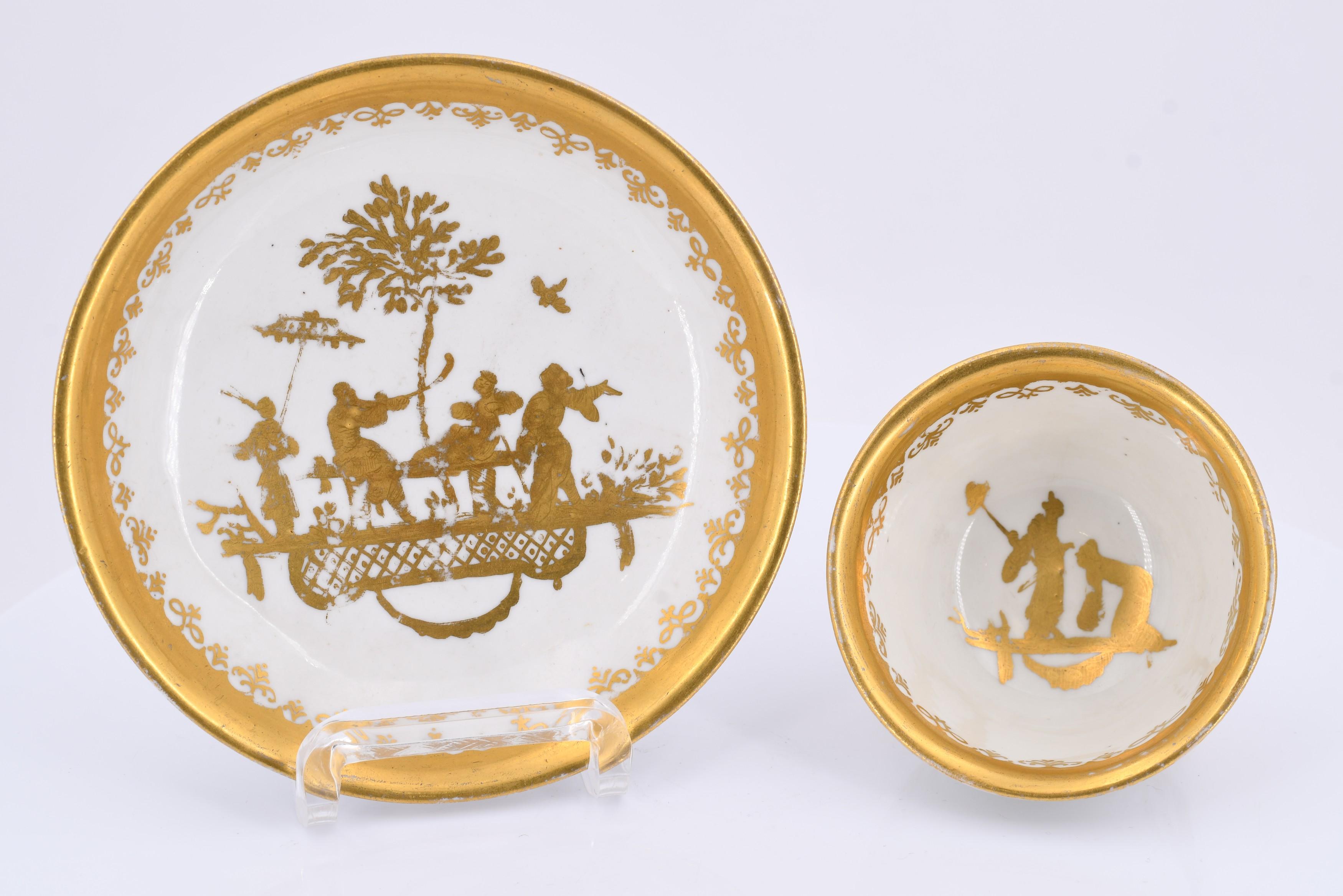 Tea bowl and saucer with gold Chinese décor - Image 6 of 7