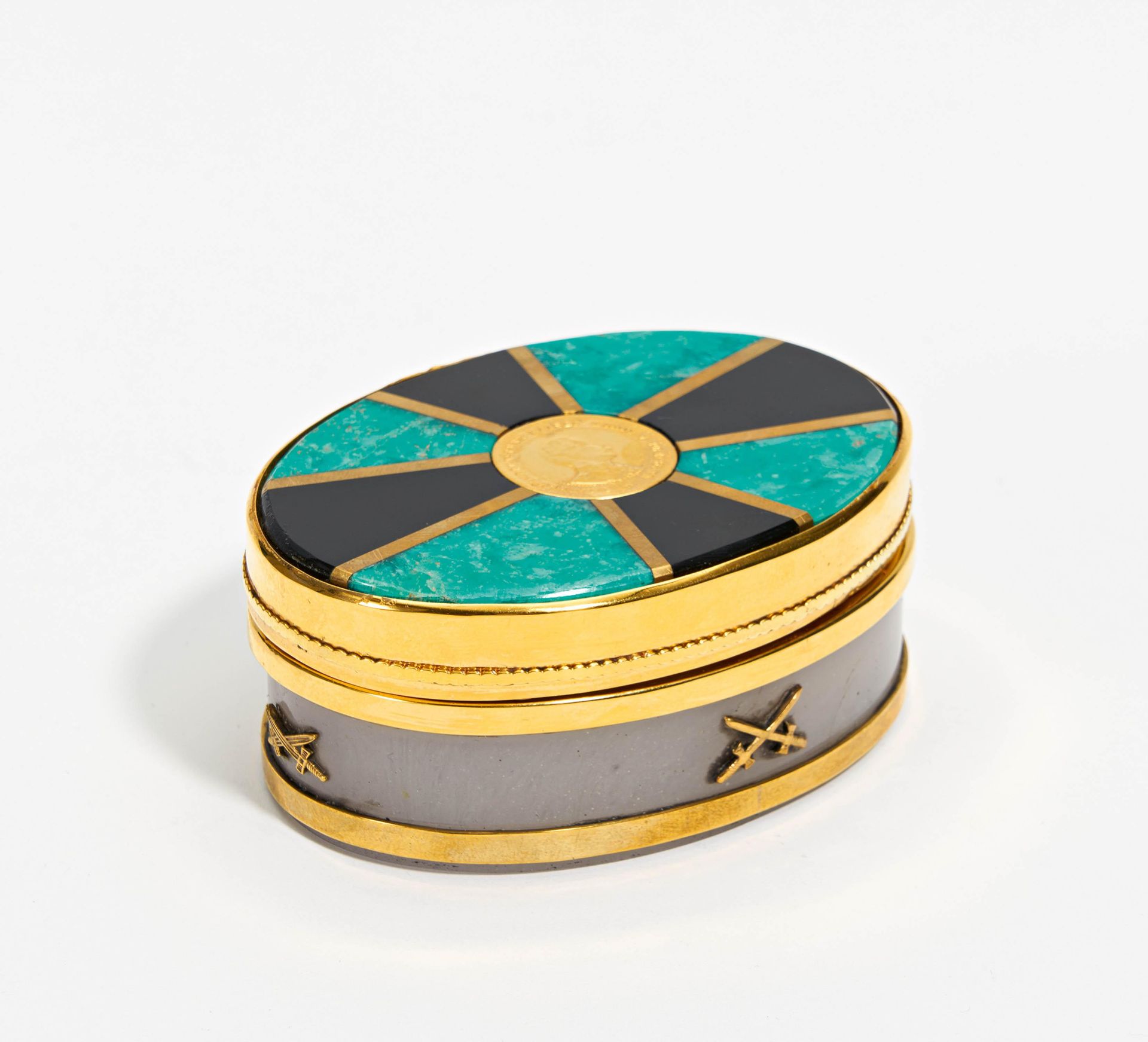 val stone-cut snuff box