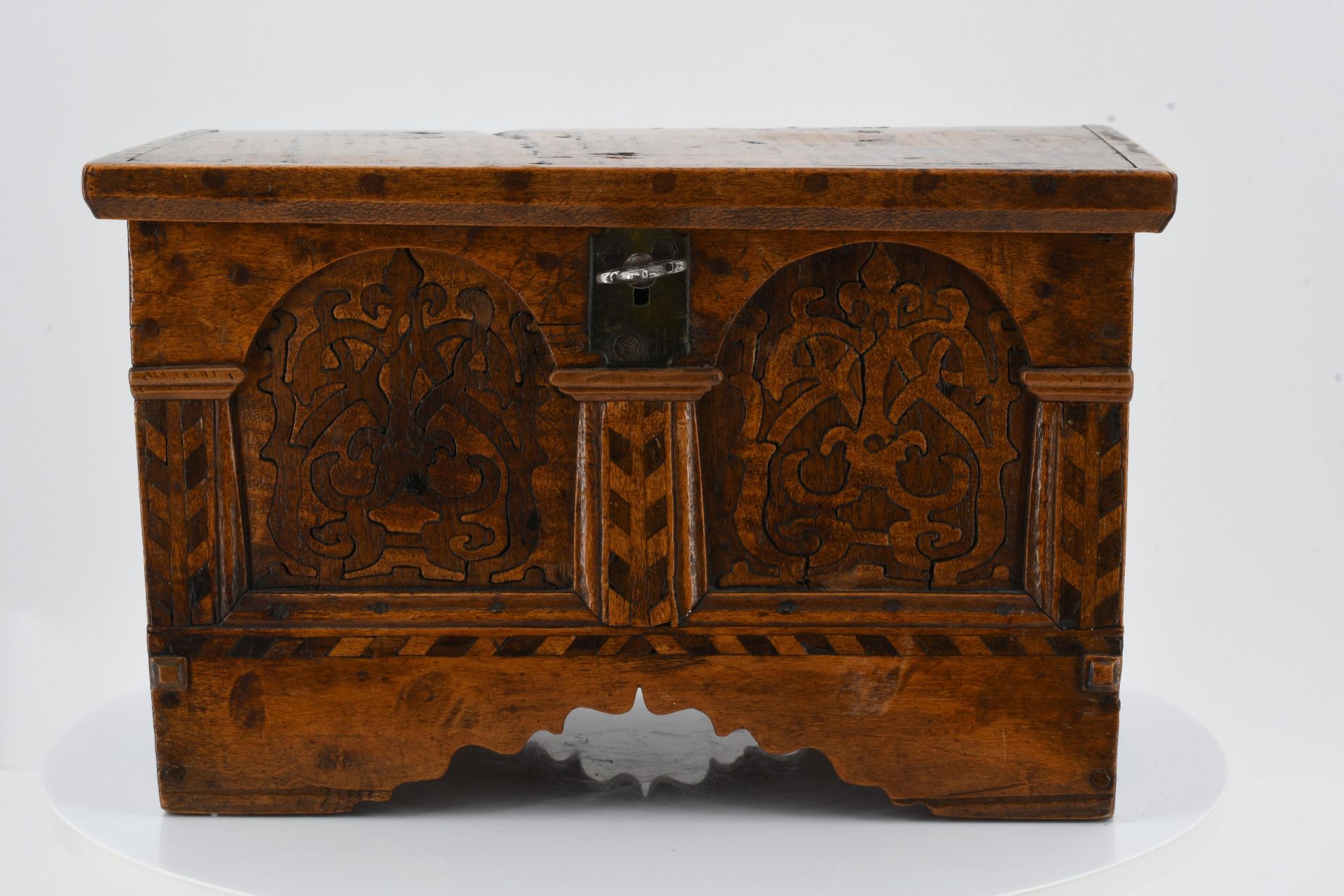 Small chest with ornamental décor - Image 2 of 8