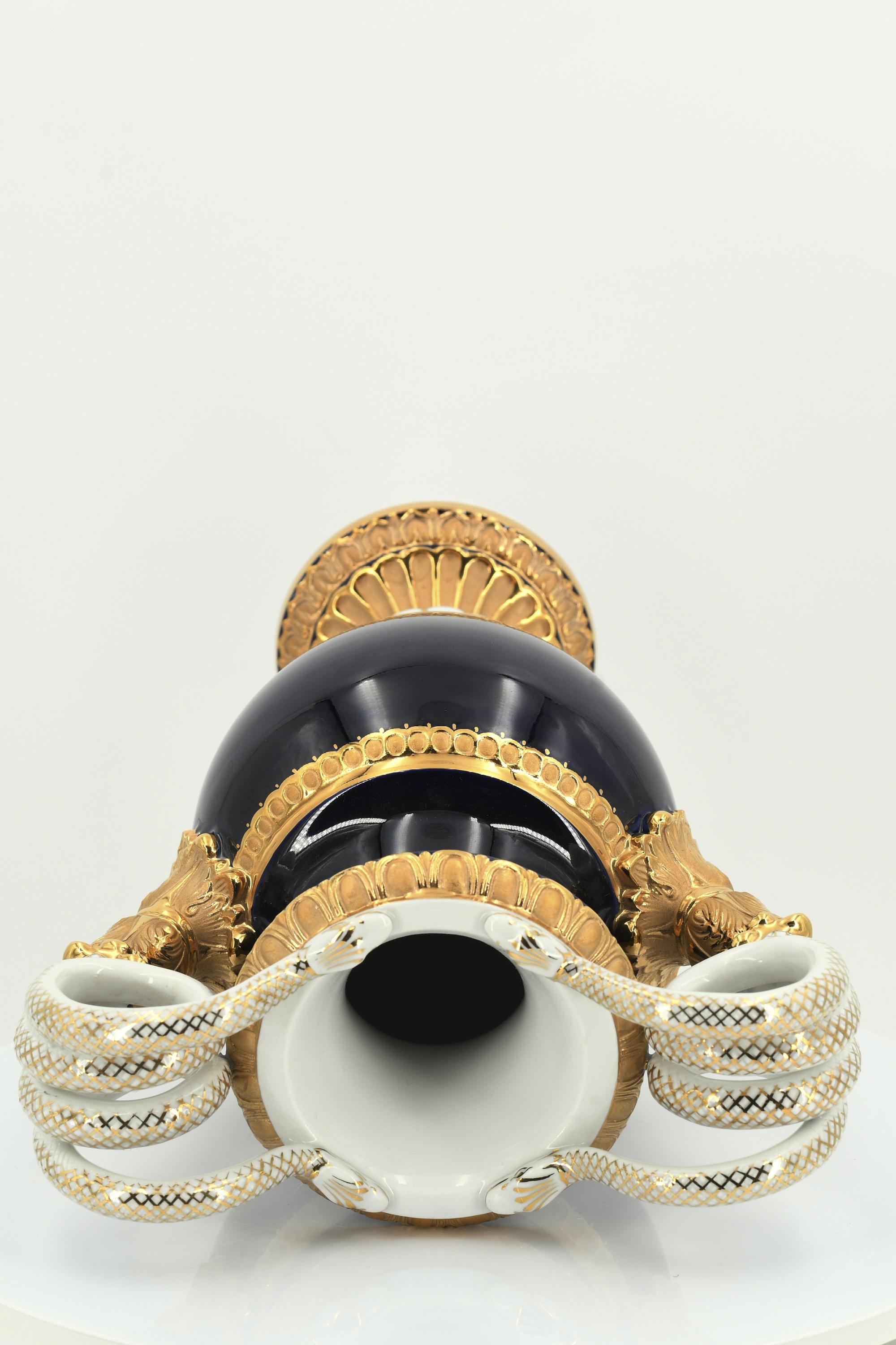 Small porcelain snake handle vase with cobalt blue fond - Image 6 of 13