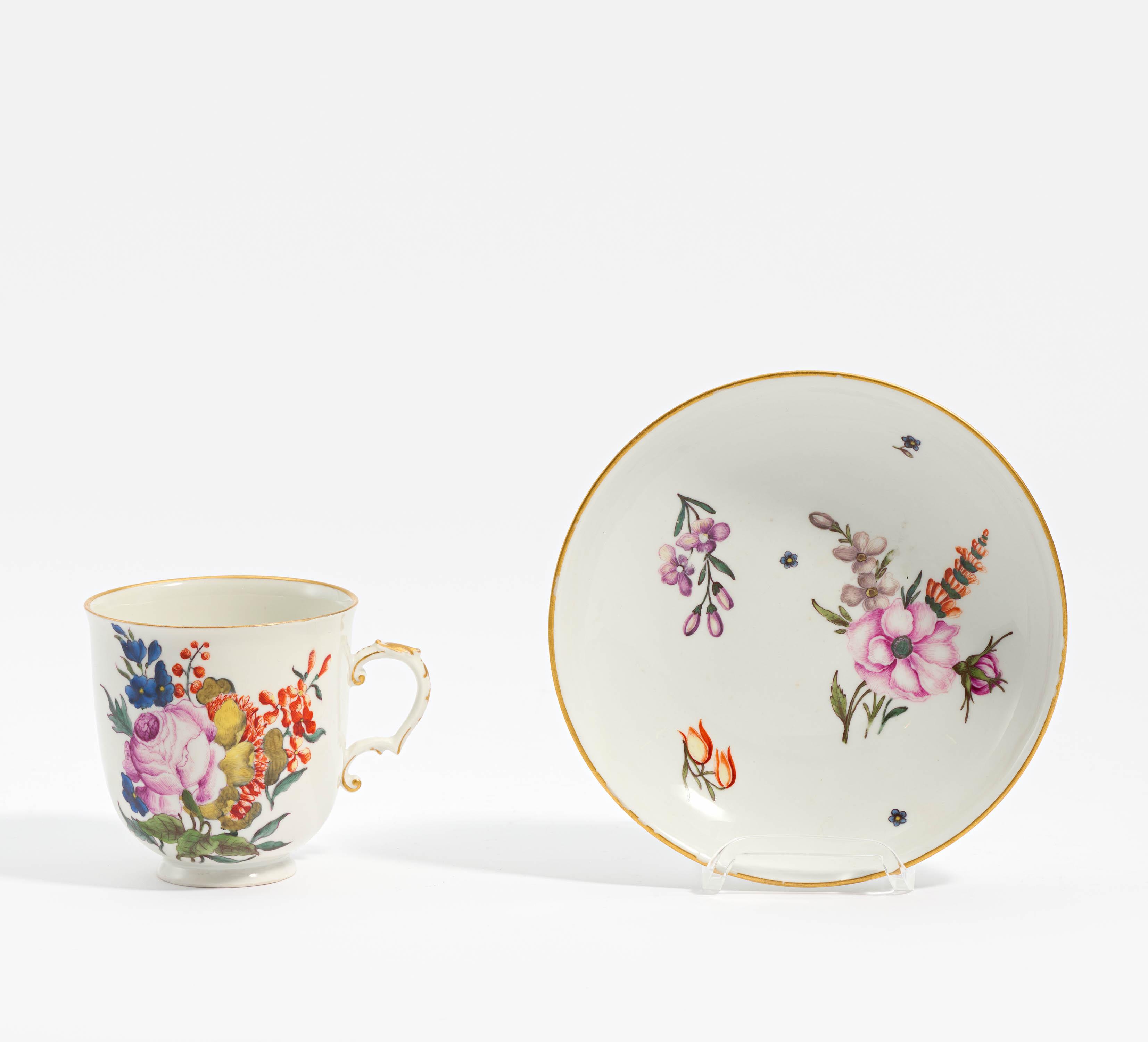 Cup and saucer with floral décor