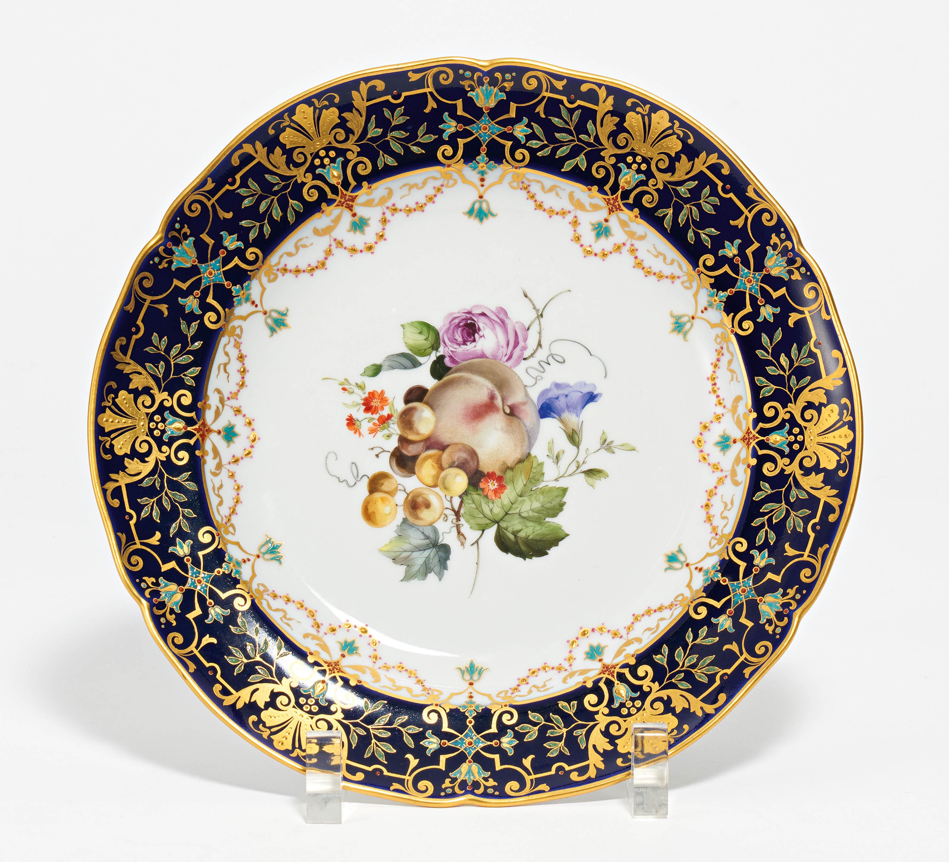 Plate with fruit décor