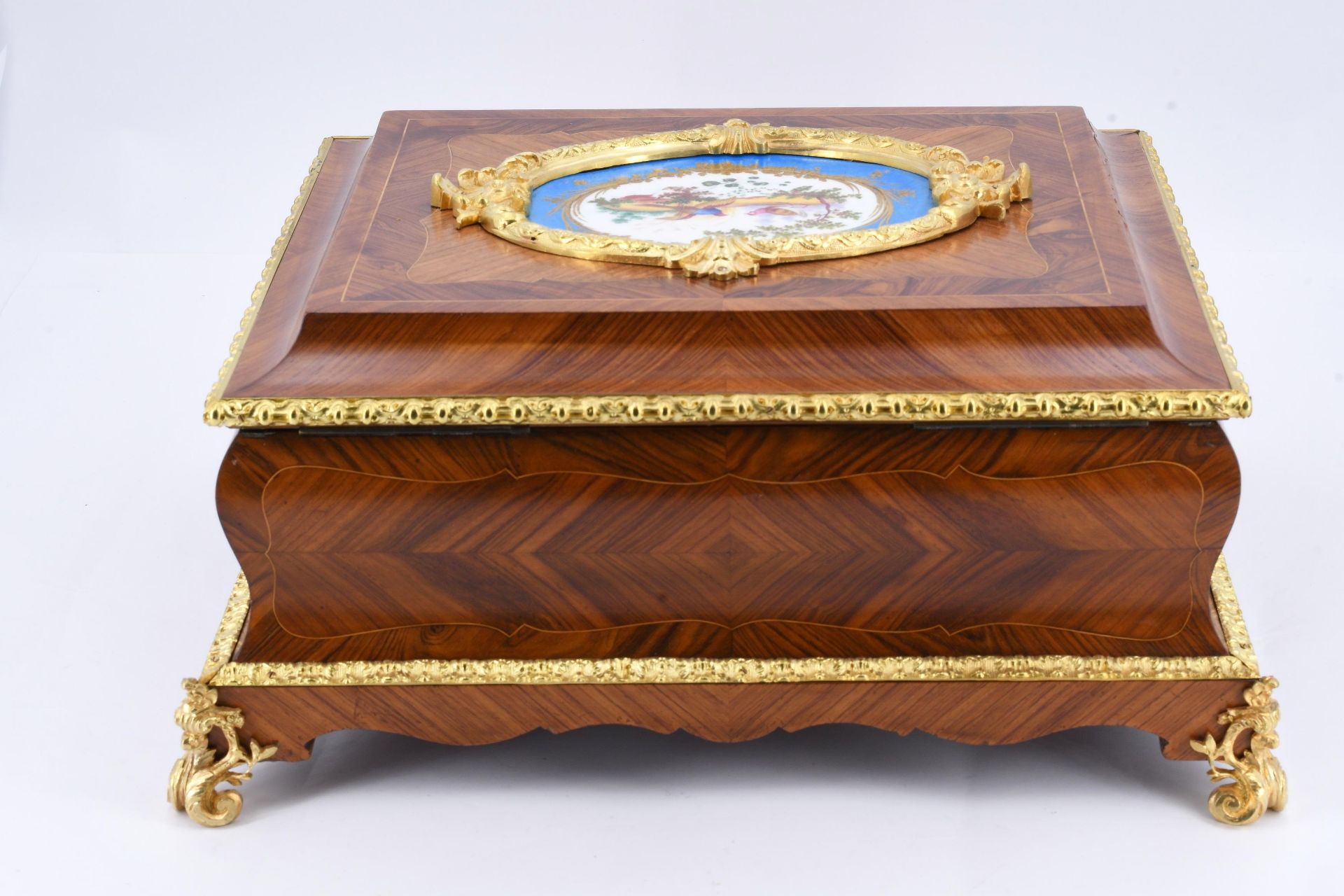 Magnificent casket with bird décor - Image 6 of 7