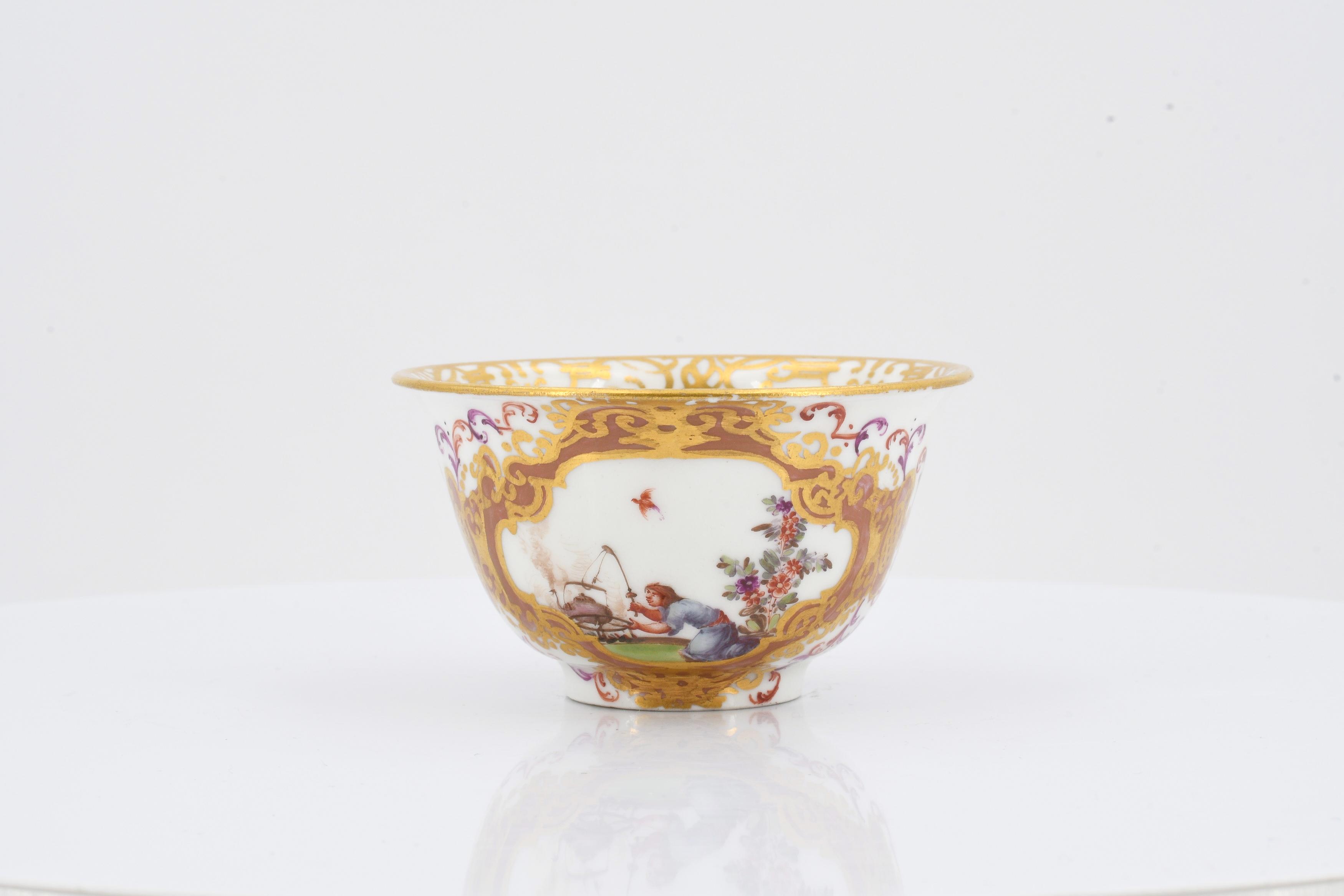 Tea bowl and saucer with chinoiseries - Image 7 of 10