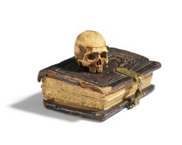 Miniatur Totenschädel und kleines Buch