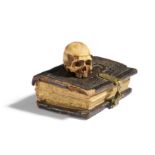 Miniatur Totenschädel und kleines Buch