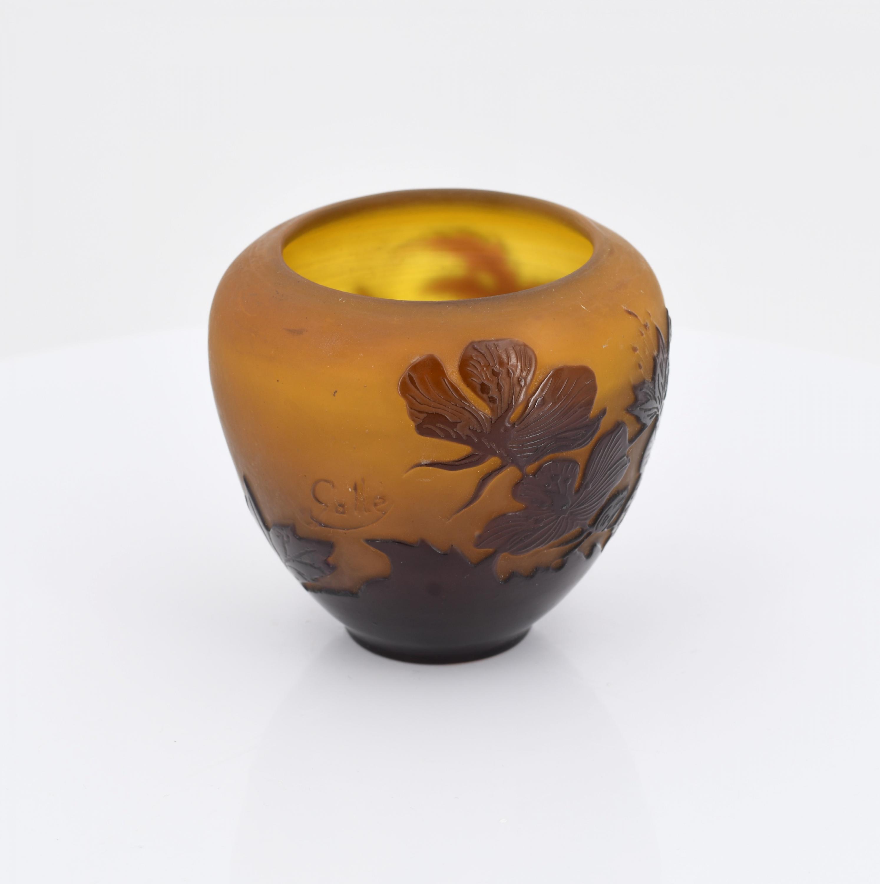 Small vase with floral décor - Image 5 of 7