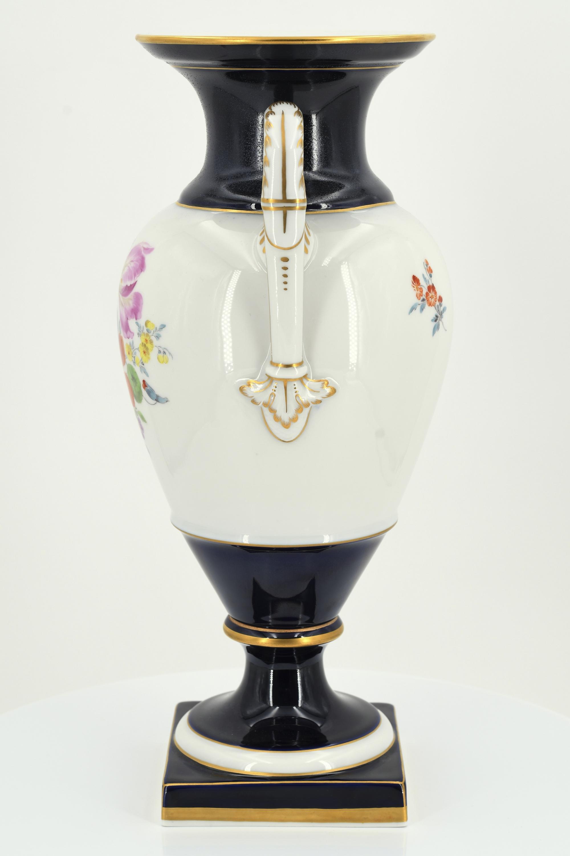 Small porcelain snake handle vase with cobalt blue fond - Image 10 of 13