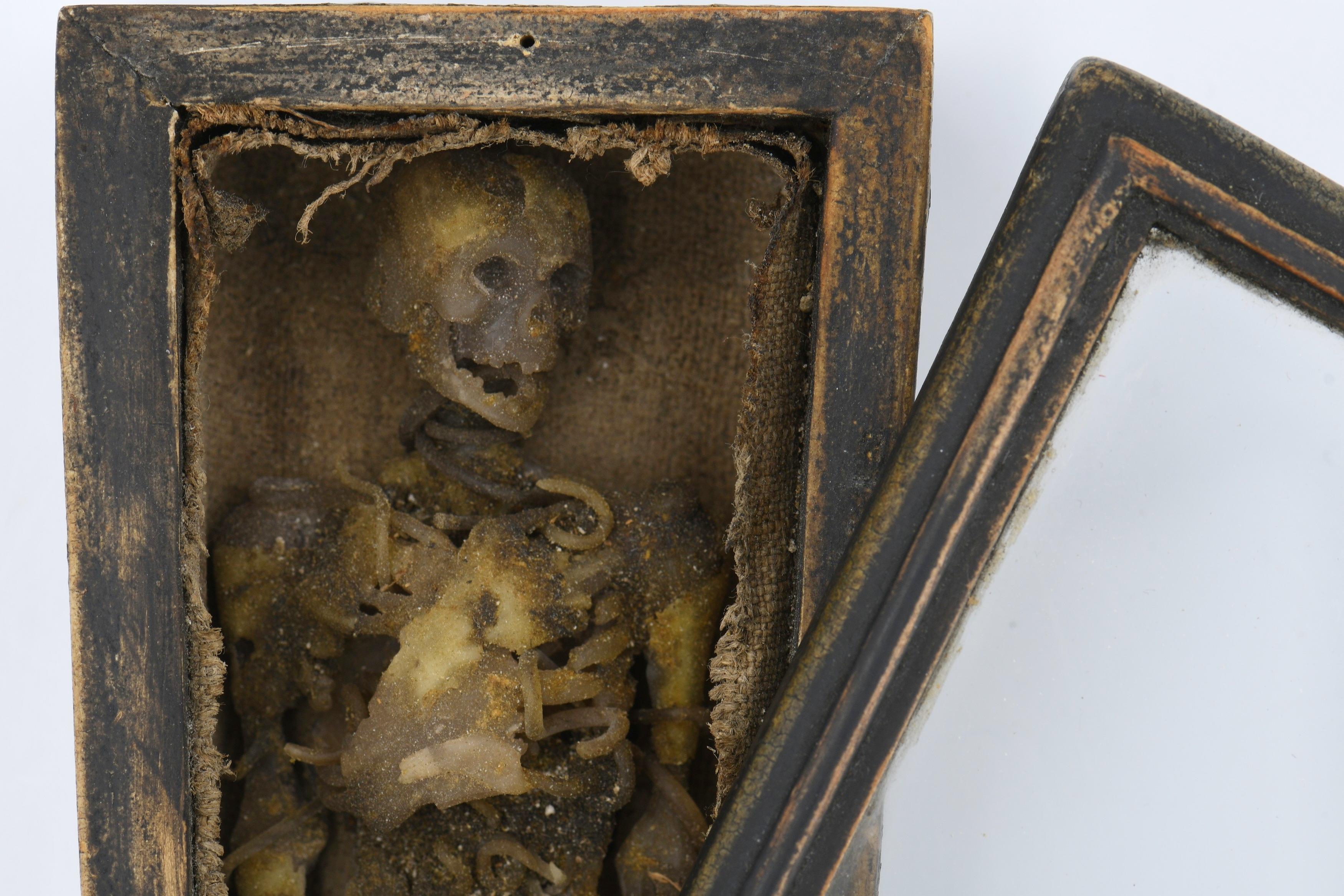 'Tödlein' in a glass coffin casket - Image 3 of 4